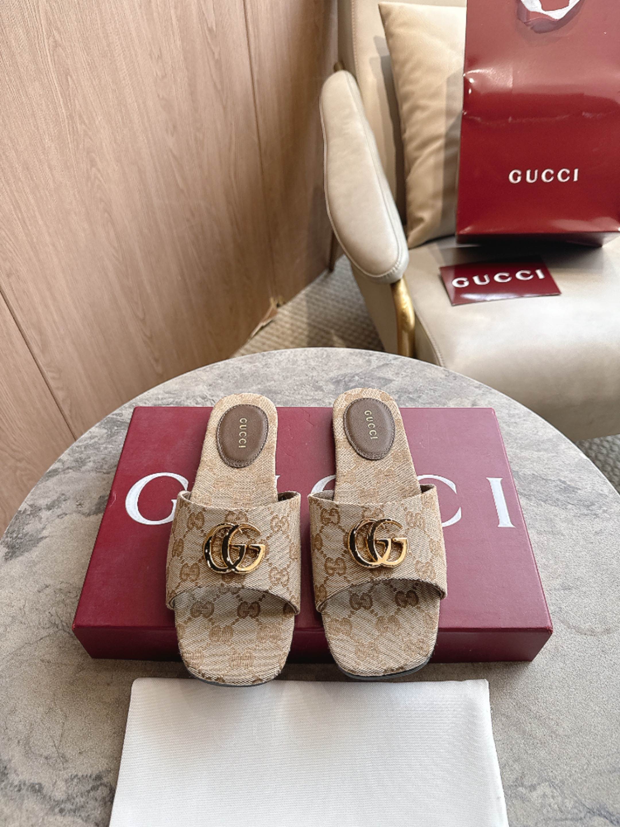 NO:886809,3525-2 Generation Gucci (35-42) Generation Gucci deeply explores the brand's archive elements, integrating the designs of different generations into a unified aesthetic narrative. This sandal combines the two most recognizable elements of the brand, Double G styling accessories and GG canvas, showing a touch of classic style while being versatile for everyday use. Sand and dark brown GG canvas Gold-toned accessories GG canvas lining, embellished with Gucci logo oval leather patch Double G  Square toe, leather sole, flat, slippers, gucci, gucci, slippers198609093525-2 杏G（35-42）Generation Gucci古驰世代系列深入探索品牌的典藏元素,将不同世代的设计融合为统一的美学叙事.这款凉拖融合了品牌两大最具辨识度的元素,双G造型配件和GG帆布,呈现出一抹经典风格,同时兼具日常百搭属性. 沙色和深棕色GG帆布 金色调配件 GG帆布衬里,饰Gucci标识椭圆皮革贴饰 双G 方形鞋头 皮革鞋底 平底,拖鞋,gucci,gucci,slippers,Women's Shoes