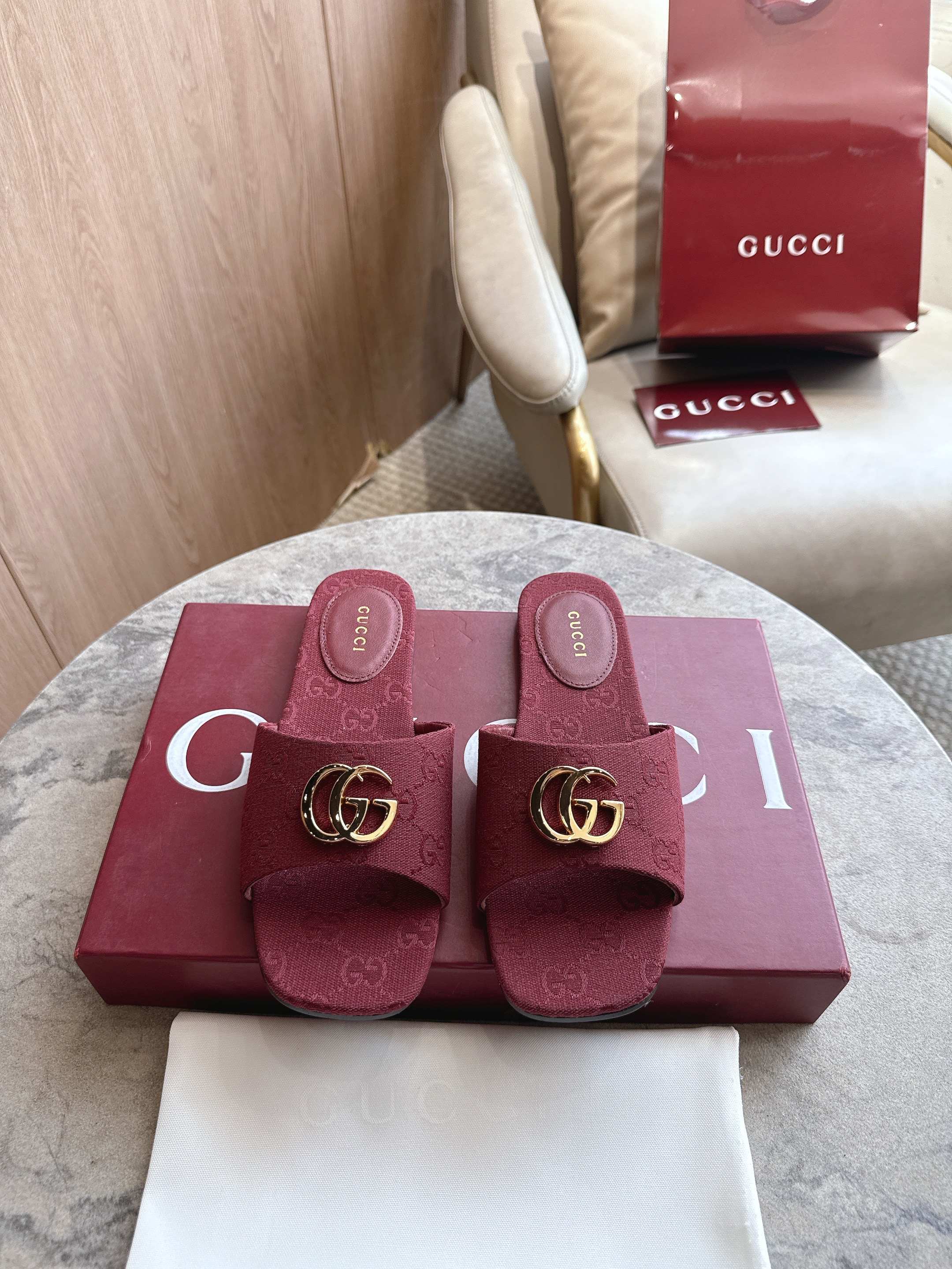 NO:886818,3525-2 Burgundy G (35-42) Generation Gucci deeply explores the brand's archive elements, integrating the designs of different generations into a unified aesthetic narrative. This sandal combines the two most recognizable elements of the brand, Double G styling accessories and GG canvas, presenting a classic style while being versatile for everyday use. Angora burgundy GG canvas Gold tone accessories GG canvas lining, decorated with Gucci logo oval leather patch Double G  Square toe, leather sole, flat, slippers, gucci, gucci, slippers198609093525-2 酒红G（35-42）Generation Gucci古驰世代系列深入探索品牌的典藏元素,将不同世代的设计融合为统一的美学叙事.这款凉拖融合了品牌两大最具辨识度的元素,双G造型配件和GG帆布,呈现出一抹经典风格,同时兼具日常百搭属性. 安哥拉酒红色GG帆布 金色调配件 GG帆布衬里,饰Gucci标识椭圆皮革贴饰 双G 方形鞋头 皮革鞋底 平底,拖鞋,gucci,gucci,slippers,Women's Shoes