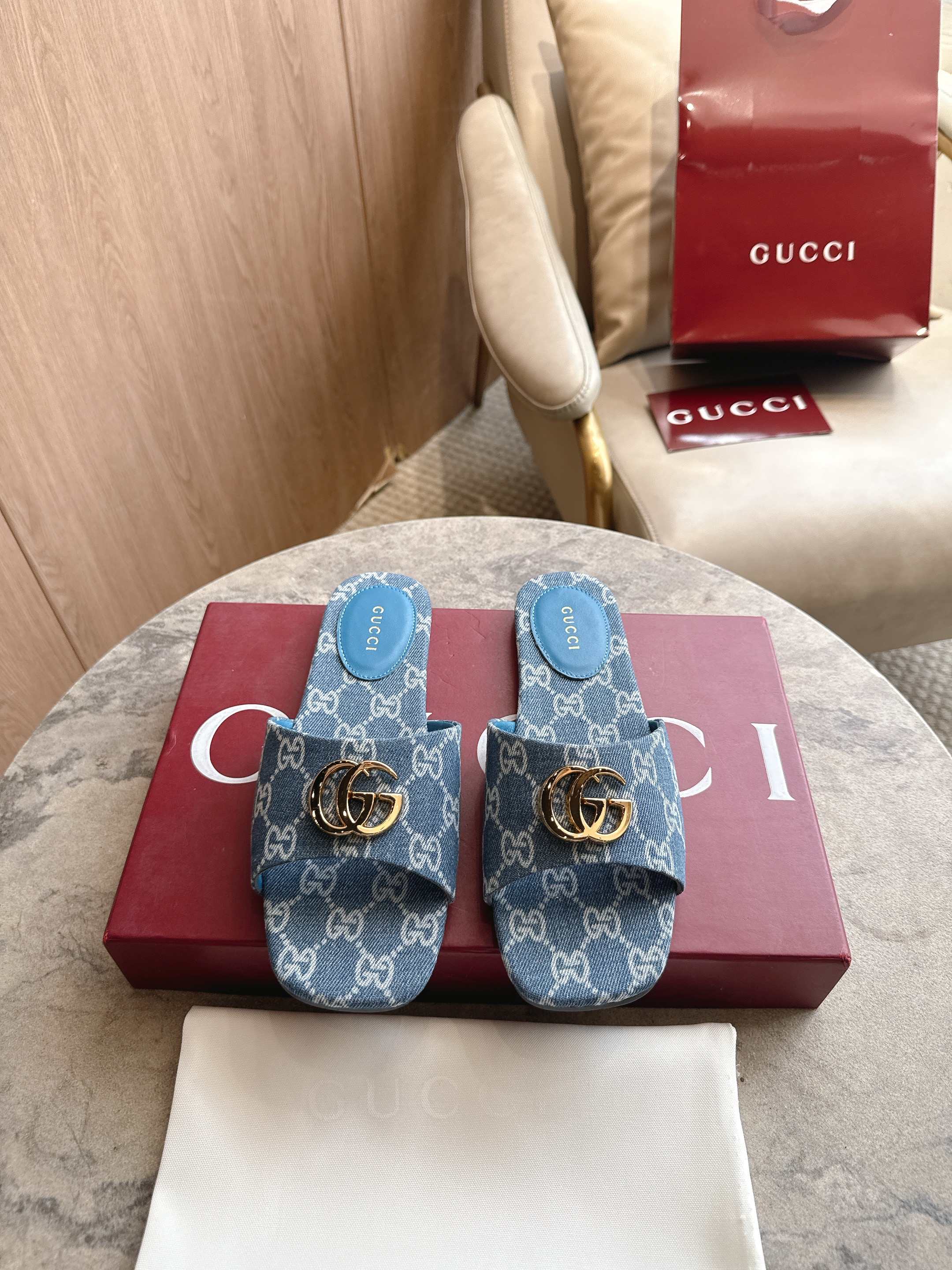 NO:886827,3525-2 Denim (35-42) Generation Gucci deeply explores the brand's archive elements, integrating the designs of different generations into a unified aesthetic narrative. This sandal combines the two most recognizable elements of the brand, Double G styling accessories and GG canvas, showing a touch of classic style while being versatile for everyday use. Blue GG canvas Gold tone accessories GG canvas lining, decorated with Gucci logo oval leather patch Double G square toe  Leather soles flat, slippers, gucci, gucci, slippers198609093525-2 牛仔（35-42）Generation Gucci古驰世代系列深入探索品牌的典藏元素,将不同世代的设计融合为统一的美学叙事.这款凉拖融合了品牌两大最具辨识度的元素,双G造型配件和GG帆布,呈现出一抹经典风格,同时兼具日常百搭属性. 丹青色GG帆布 金色调配件 GG帆布衬里,饰Gucci标识椭圆皮革贴饰 双G 方形鞋头 皮革鞋底 平底,拖鞋,gucci,gucci,slippers,Women's Shoes