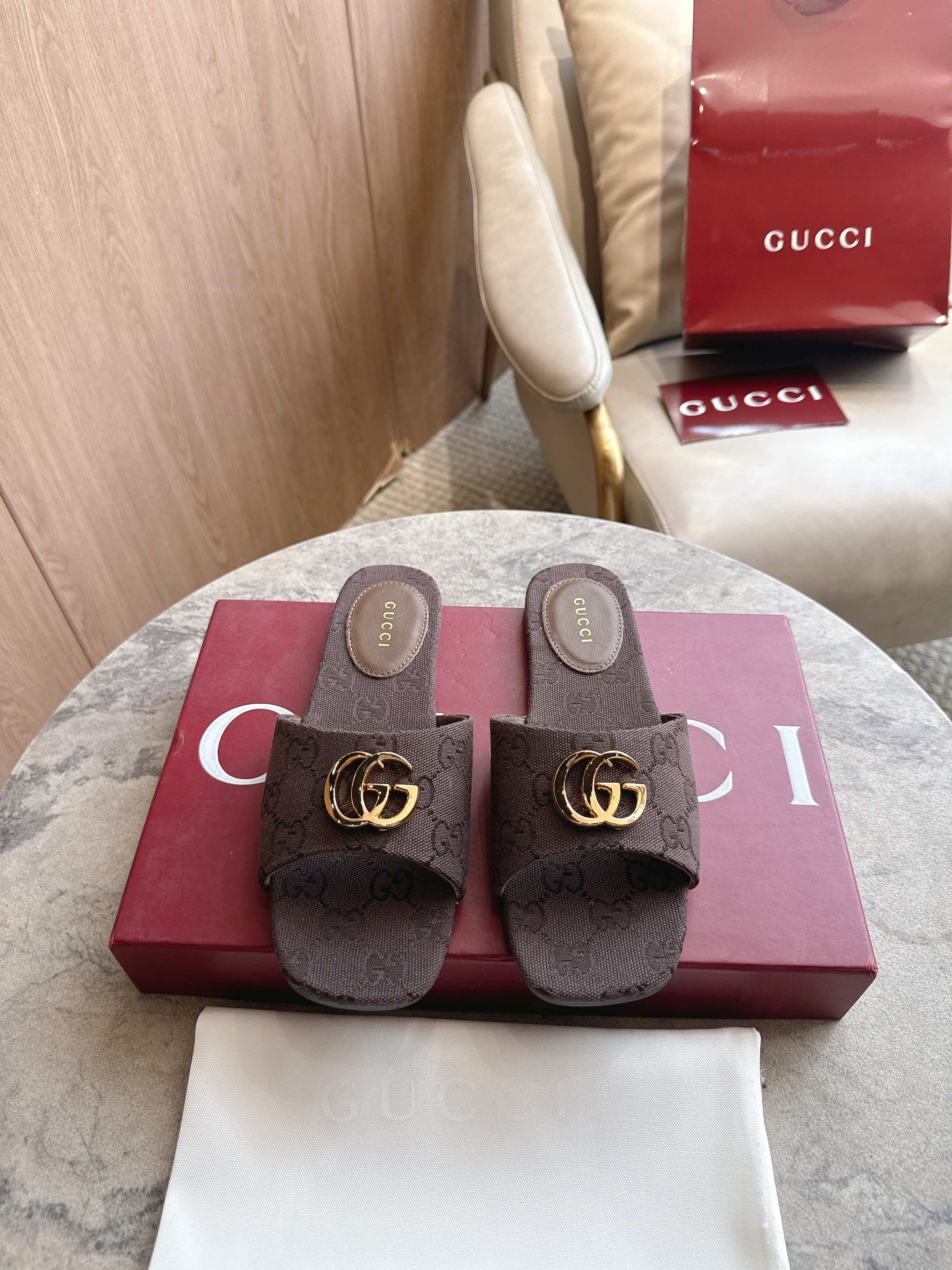 NO:886836,3525-2 Generation Gucci (35-42) Generation Gucci deeply explores the brand's archive elements, integrating the designs of different generations into a unified aesthetic narrative. This sandal combines the two most recognizable elements of the brand, Double G styling accessories and GG canvas, showing a touch of classic style while being versatile for everyday use. Brown GG canvas Gold tone accessories GG canvas lining, decorated with Gucci logo oval leather patch Double G square toe  Leather soles flat, slippers, gucci, gucci, slippers198609093525-2 咖G（35-42）Generation Gucci古驰世代系列深入探索品牌的典藏元素,将不同世代的设计融合为统一的美学叙事.这款凉拖融合了品牌两大最具辨识度的元素,双G造型配件和GG帆布,呈现出一抹经典风格,同时兼具日常百搭属性. 咖色GG帆布 金色调配件 GG帆布衬里,饰Gucci标识椭圆皮革贴饰 双G 方形鞋头 皮革鞋底 平底,拖鞋,gucci,gucci,slippers,Women's Shoes