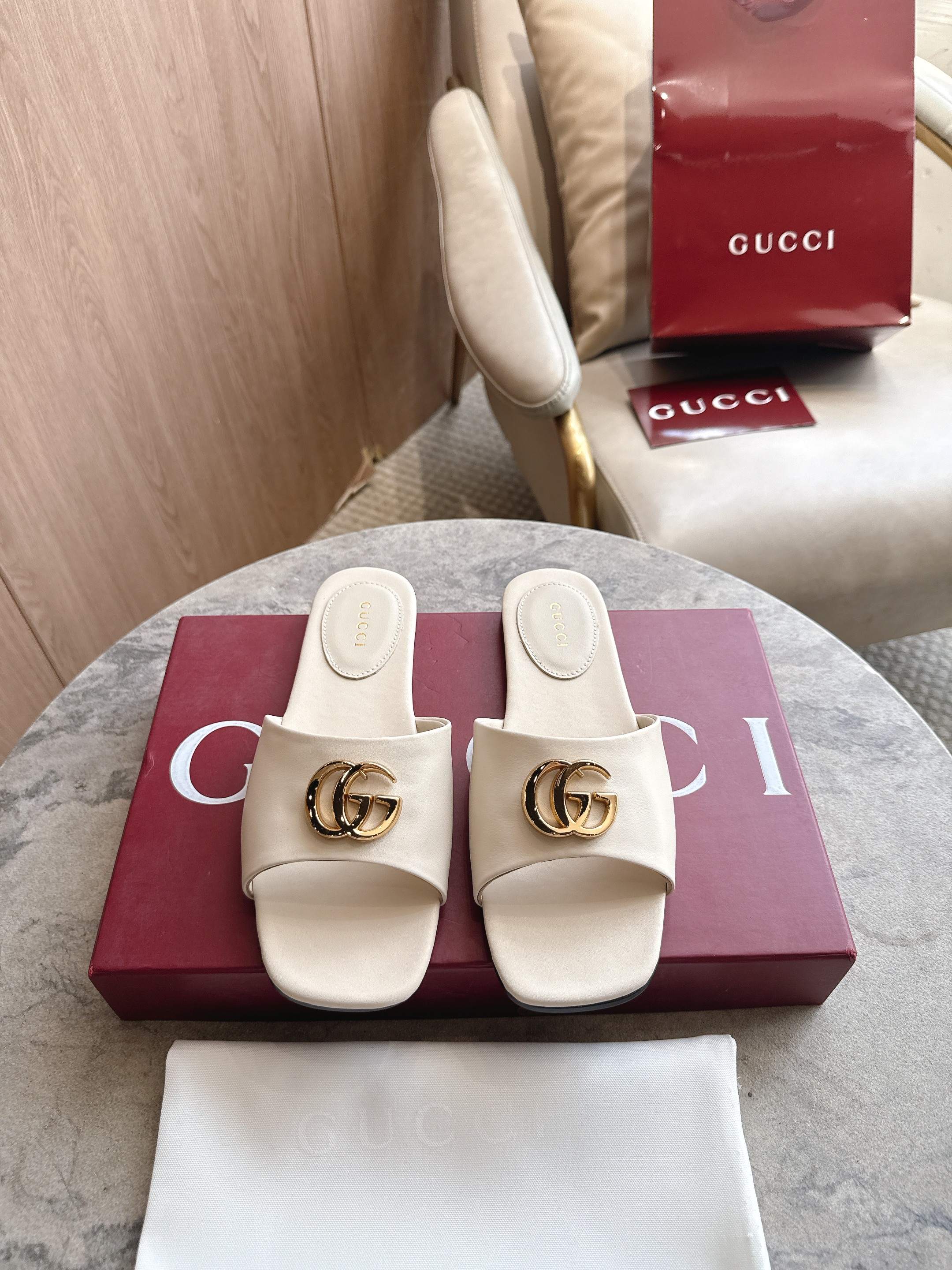 NO:886765,3525-2 White (35-42) Generation Gucci deeply explores the brand's archive elements, integrating the designs of different generations into a unified aesthetic narrative. This sandal combines the brand's two most recognizable elements, Double G styling accessories and GG canvas, showing a touch of classic style while being versatile for everyday use. White soft sheepskin Gold tone accessories Leather lining Double G Square toe Leather sole  flat,slippers,gucci,gucci,slippers,sheepskin198609093525-2 白（35-42）Generation Gucci古驰世代系列深入探索品牌的典藏元素,将不同世代的设计融合为统一的美学叙事.这款凉拖融合了品牌两大最具辨识度的元素,双G造型配件和GG帆布,呈现出一抹经典风格,同时兼具日常百搭属性. 白色软羊皮 金色调配件 皮革衬里 双G 方形鞋头 皮革鞋底 平底,拖鞋,gucci,gucci,slippers,sheepskin,Women's Shoes