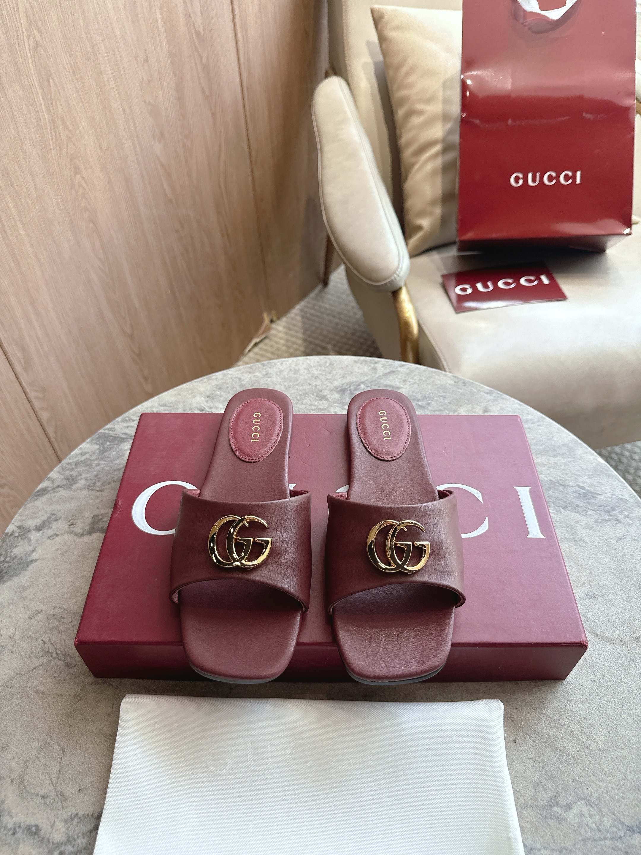 NO:886771,3525-2 酒红（35-42）Generation Gucci古驰世代系列深入探索品牌的典藏元素,将不同世代的设计融合为统一的美学叙事.这款凉拖融合了品牌两大最具辨识度的元素,双G造型配件和GG帆布,呈现出一抹经典风格,同时兼具日常百搭属性. 酒红色软羊皮 金色调配件 皮革衬里 双G 方形鞋头 皮革鞋底 flat,slippers,gucci,gucci,slippers,sheepskin198609093525-2 酒红（35-42）Generation Gucci古驰世代系列深入探索品牌的典藏元素,将不同世代的设计融合为统一的美学叙事.这款凉拖融合了品牌两大最具辨识度的元素,双G造型配件和GG帆布,呈现出一抹经典风格,同时兼具日常百搭属性. 酒红色软羊皮 金色调配件 皮革衬里 双G 方形鞋头 皮革鞋底 平底,拖鞋,gucci,gucci,slippers,sheepskin,Women's Shoes