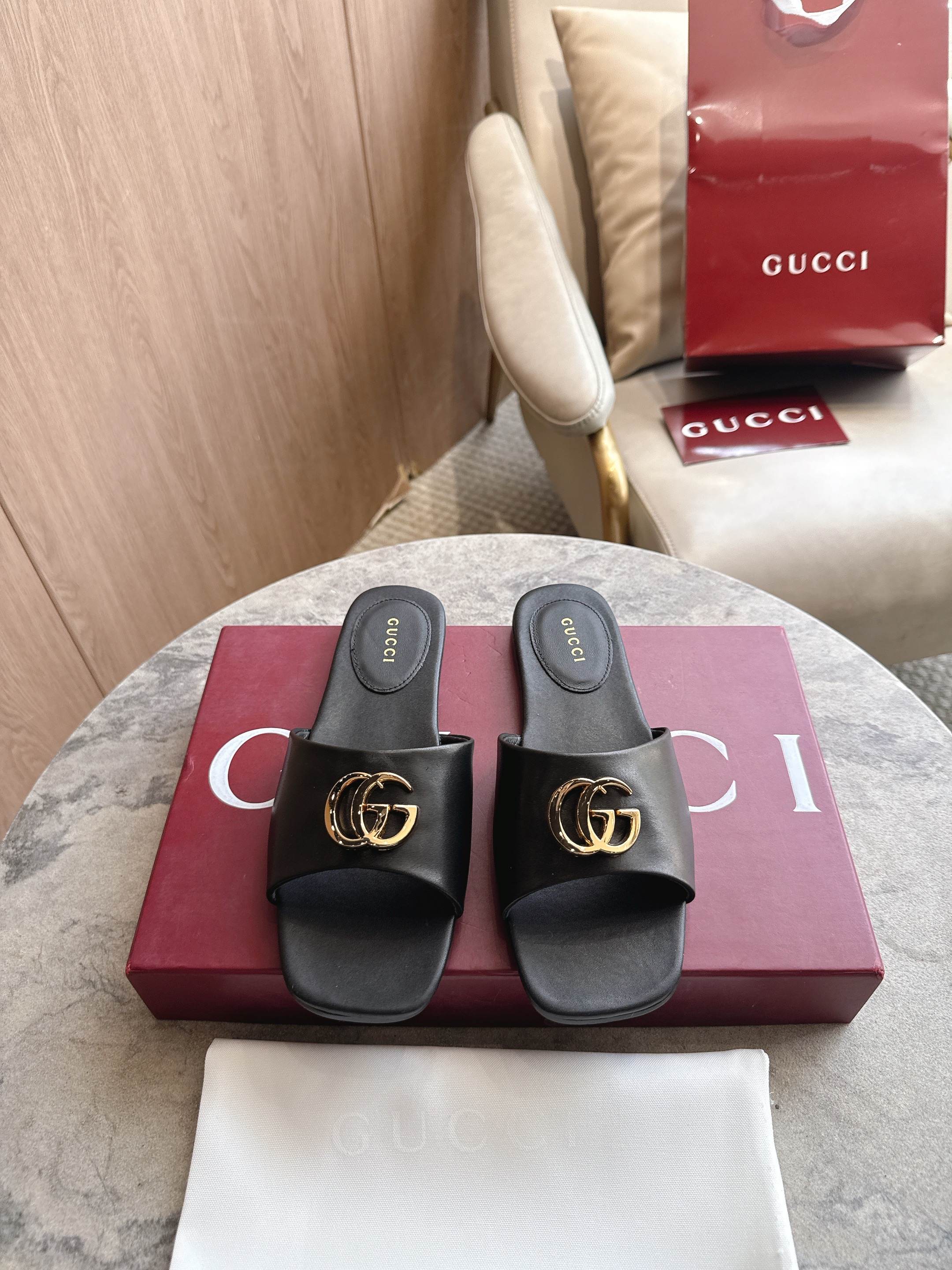 NO:886782,3525-2 Black (35-42) Generation Gucci explores the brand's archive elements in depth, integrating designs from different generations into a unified aesthetic narrative. This sandal combines the brand's two most recognizable elements, Double G styling accessories and GG canvas, showing a touch of classic style while being versatile for everyday use. Black soft sheepskin, gold-tone accessories, leather lining, Double G square toe, leather sole  flat,slippers,gucci,gucci,slippers,sheepskin198609093525-2 黑（35-42）Generation Gucci古驰世代系列深入探索品牌的典藏元素,将不同世代的设计融合为统一的美学叙事.这款凉拖融合了品牌两大最具辨识度的元素,双G造型配件和GG帆布,呈现出一抹经典风格,同时兼具日常百搭属性. 黑色软羊皮 金色调配件 皮革衬里 双G 方形鞋头 皮革鞋底 平底,拖鞋,gucci,gucci,slippers,sheepskin,Women's Shoes