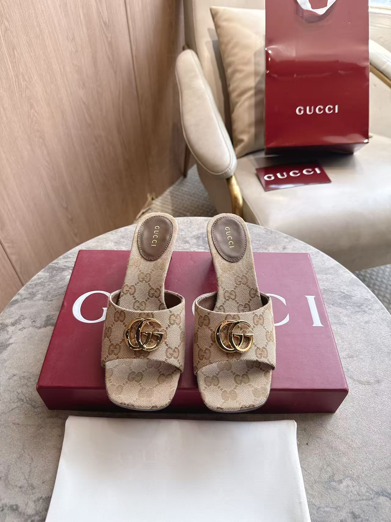 NO:886790,3525-1 Generation Gucci (35-42) Generation Gucci deeply explores the brand's archive elements, integrating the designs of different generations into a unified aesthetic narrative. This thick-soled sandal perfectly combines the brand's two iconic elements, Double G styling accessories and GG canvas, presenting a classic and timeless style with everyday versatility. Sand and dark brown GG canvas Gold-toned accessories GG canvas lining, embellished with Gucci logo oval leather patch Double G  Square toe Leather sole Slim profile block heel Medium heel Height 55 mm, slippers, gucci, gucci, slippers198609093525-1 杏G（35-42）Generation Gucci古驰世代系列深入探索品牌的典藏元素,将不同世代的设计融合为统一的美学叙事.这款厚底凉拖完美融合了品牌两大标志性元素双G造型配件和GG帆布,呈现出经典不过时的风格与日常百搭的多功能性. 沙色和深棕色GG帆布 金色调配件 GG帆布衬里,饰Gucci标识椭圆皮革贴饰 双G 方形鞋头 皮革鞋底 纤细轮廓粗跟 中跟 高度55毫米,拖鞋,gucci,gucci,slippers,Women's Shoes