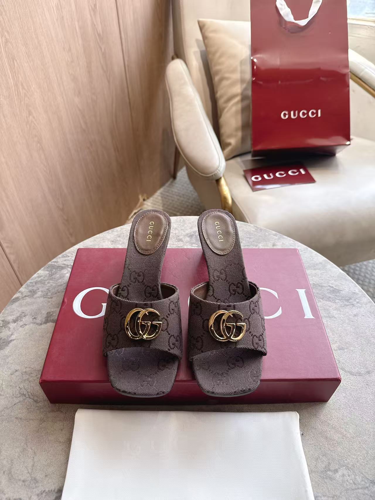 NO:886797,3525-1 Generation Gucci (35-42) Generation Gucci deeply explores the brand's archive elements, integrating the designs of different generations into a unified aesthetic narrative. This thick-soled sandal perfectly combines the brand's two iconic elements, Double G styling accessories and GG canvas, presenting a classic and timeless style with everyday versatility. Dark brown GG canvas Gold tone accessories GG canvas lining, decorated with Gucci logo oval leather patch Double G square toe  Leather sole Slim profile block heel Medium heel Height 55 mm, slippers, gucci, gucci, slippers198609093525-1 咖G（35-42）Generation Gucci古驰世代系列深入探索品牌的典藏元素,将不同世代的设计融合为统一的美学叙事.这款厚底凉拖完美融合了品牌两大标志性元素双G造型配件和GG帆布,呈现出经典不过时的风格与日常百搭的多功能性. 深棕色GG帆布 金色调配件 GG帆布衬里,饰Gucci标识椭圆皮革贴饰 双G 方形鞋头 皮革鞋底 纤细轮廓粗跟 中跟 高度55毫米,拖鞋,gucci,gucci,slippers,Women's Shoes