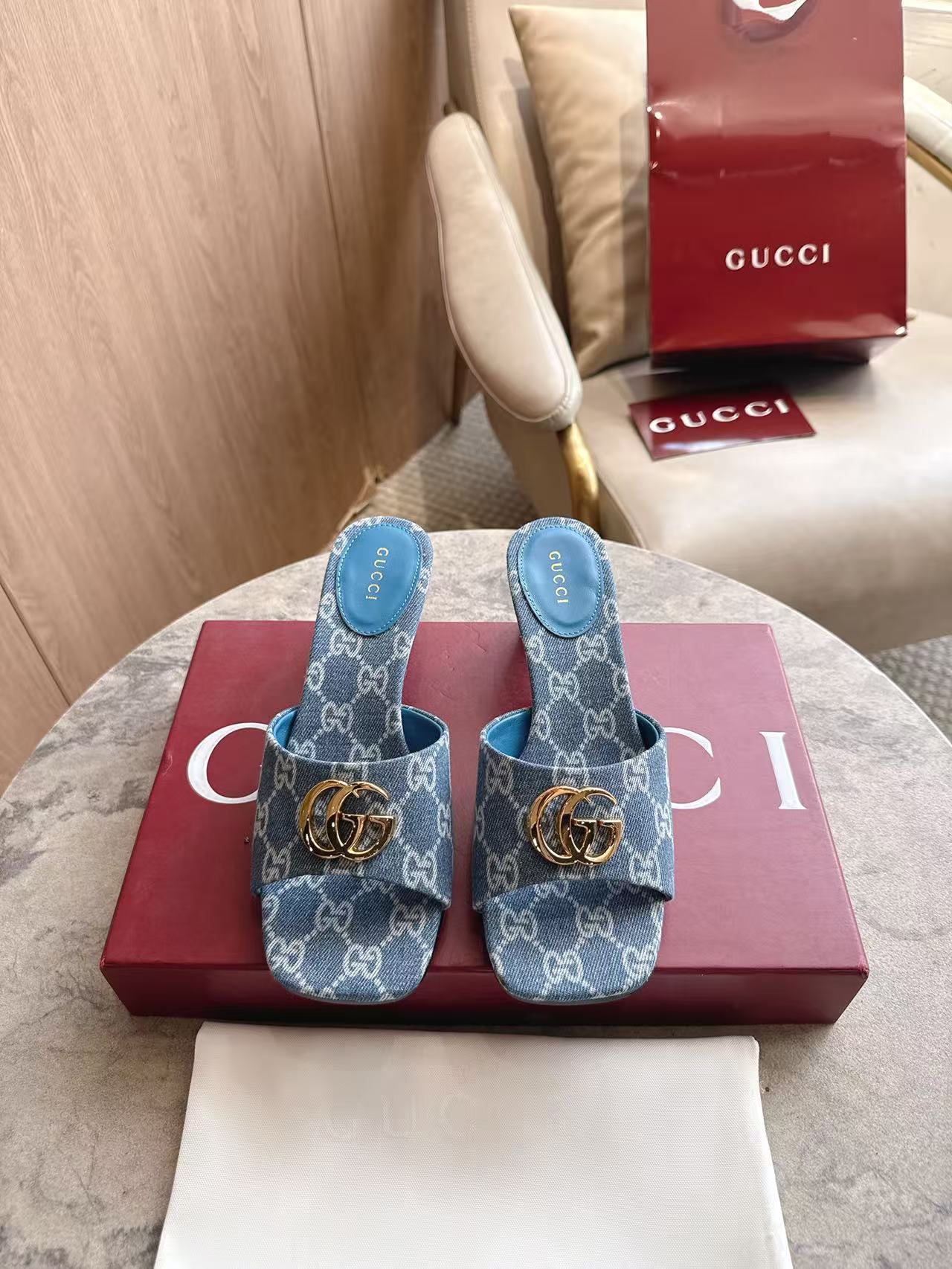 NO:886805,3525-1 Denim (35-42) Generation Gucci deeply explores the brand's archive elements, integrating the designs of different generations into a unified aesthetic narrative. This thick-soled sandal perfectly combines the brand's two iconic elements, Double G styling accessories and GG canvas, presenting a classic and timeless style with everyday versatility. Blue GG canvas Gold tone accessories GG canvas lining, decorated with Gucci logo oval leather patch Double G square toe  Leather sole Slim profile block heel Medium heel Height 55 mm, slippers, gucci, gucci, slippers198609093525-1 牛仔（35-42）Generation Gucci古驰世代系列深入探索品牌的典藏元素,将不同世代的设计融合为统一的美学叙事.这款厚底凉拖完美融合了品牌两大标志性元素双G造型配件和GG帆布,呈现出经典不过时的风格与日常百搭的多功能性. 丹青色GG帆布 金色调配件 GG帆布衬里,饰Gucci标识椭圆皮革贴饰 双G 方形鞋头 皮革鞋底 纤细轮廓粗跟 中跟 高度55毫米,拖鞋,gucci,gucci,slippers,Women's Shoes