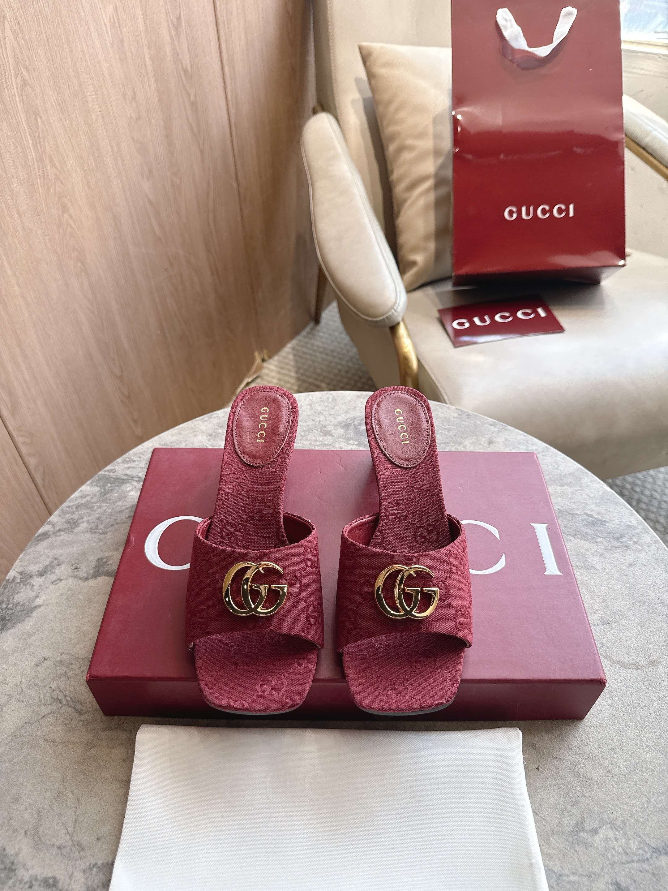 NO:886812,3525-1 Burgundy G (35-42) Generation Gucci deeply explores the brand's archive elements, integrating the designs of different generations into a unified aesthetic narrative. This thick-soled sandal perfectly combines the brand's two iconic elements, Double G styling accessories and GG canvas, presenting a classic and timeless style with everyday versatility. Angora red GG canvas Gold tone accessories GG canvas lining, decorated with Gucci logo oval leather patch Double G  Square toe Leather sole Slim profile block heel Medium heel Height 55 mm, slippers, gucci, gucci, slippers198609093525-1 酒红G（35-42）Generation Gucci古驰世代系列深入探索品牌的典藏元素,将不同世代的设计融合为统一的美学叙事.这款厚底凉拖完美融合了品牌两大标志性元素双G造型配件和GG帆布,呈现出经典不过时的风格与日常百搭的多功能性. 安哥拉红色GG帆布 金色调配件 GG帆布衬里,饰Gucci标识椭圆皮革贴饰 双G 方形鞋头 皮革鞋底 纤细轮廓粗跟 中跟 高度55毫米,拖鞋,gucci,gucci,slippers,Women's Shoes