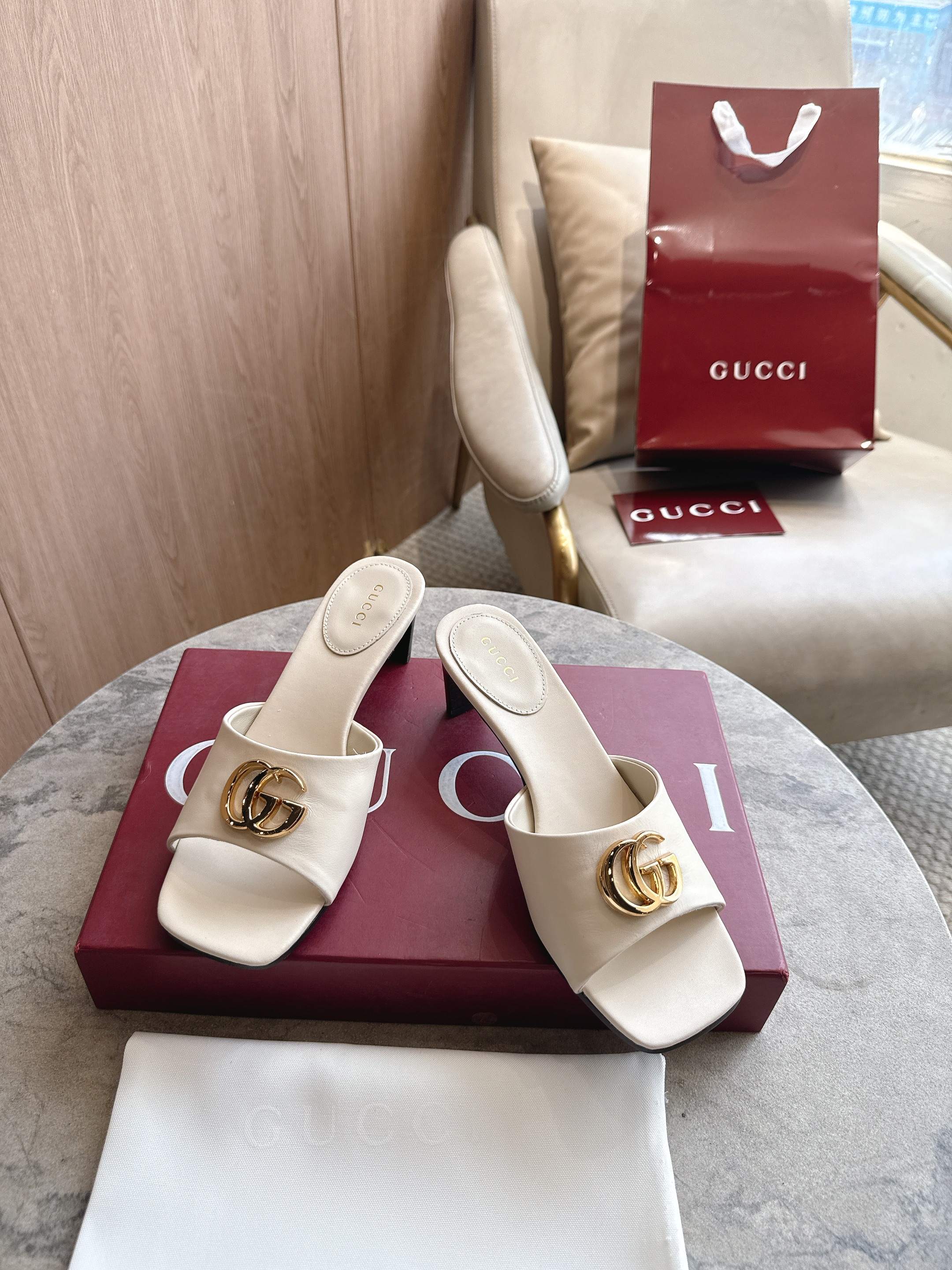 NO:886821,3525-1 White (35-42) The 'Generation Gucci' series deeply explores the elements of the brand's archives, integrating the designs of different generations into one, and writing a unique aesthetic chapter. This thick-soled sandal perfectly combines the brand's two iconic elements, Double G styling accessories and GG canvas, presenting a classic and timeless style with everyday versatility. White soft sheepskin Gold tone accessories Leather lining Double G Square toe Leather sole  Slim profile thick heel, medium heel, height 55 mm, slippers, gucci, gucci, slippers, sheepskin198609093525-1 白（35-42）《古驰新世代》(Generation Gucci)系列深入探索品牌典藏元素,将不同世代的设计融合为一体,谱写出独特的美学篇章.这款厚底凉拖完美融合了品牌两大标志性元素双G造型配件和GG帆布,呈现出经典不过时的风格与日常百搭的多功能性. 白色软羊皮 金色调配件 皮革衬里 双G 方形鞋头 皮革鞋底 纤细轮廓粗跟 中跟 高度55毫米,拖鞋,gucci,gucci,slippers,sheepskin,Women's Shoes