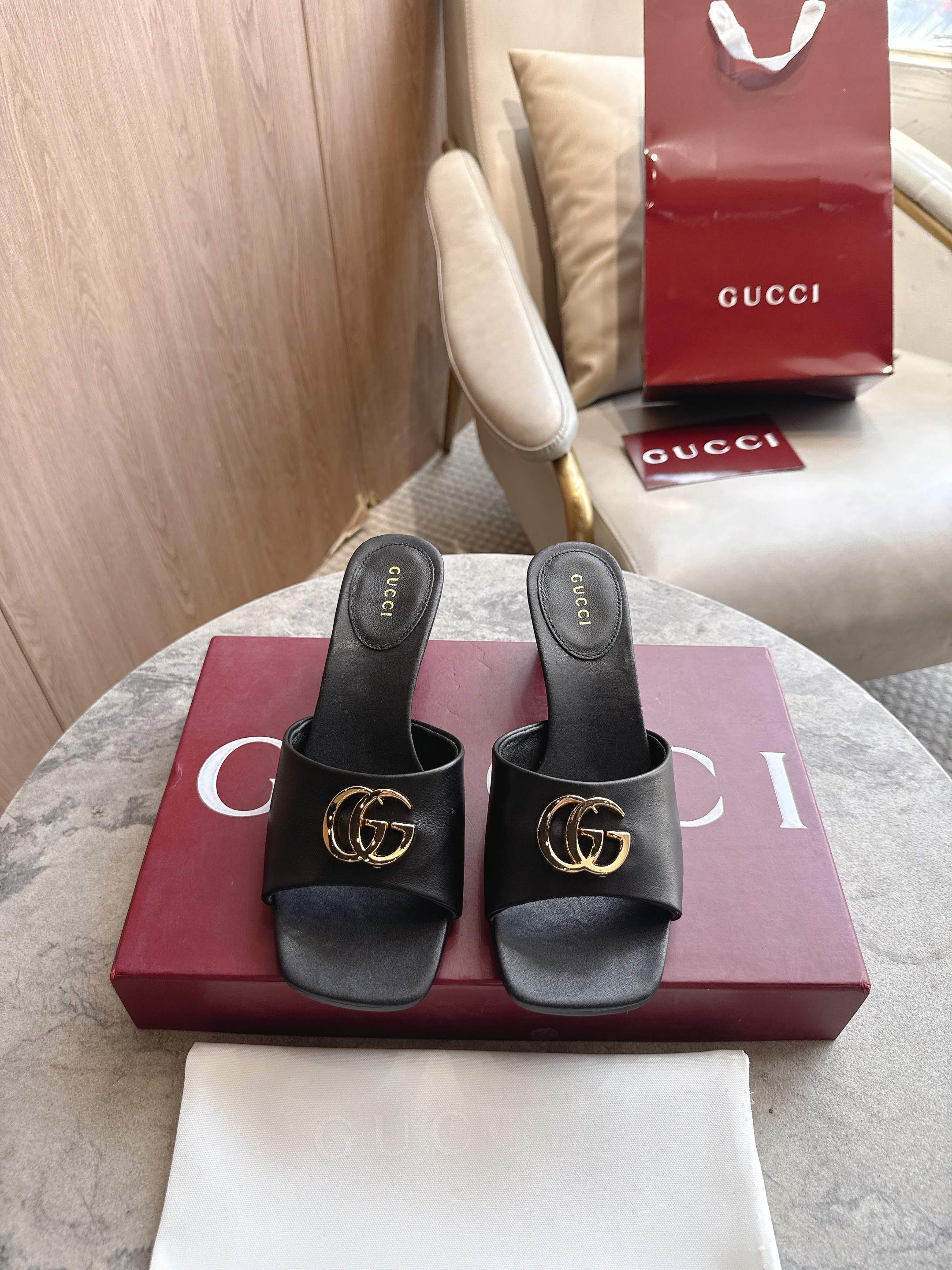 NO:886830,3525-1 Black (35-42) The 'Generation Gucci' series deeply explores the elements of the brand's archives, integrating the designs of different generations into one, and writing a unique aesthetic chapter. This thick-soled sandal perfectly combines the brand's two iconic elements, Double G styling accessories and GG canvas, presenting a classic and timeless style with everyday versatility. Black soft sheepskin Gold tone accessories Leather lining Double G Square toe Leather sole  Slim profile thick heel, medium heel, height 55 mm, slippers, gucci, gucci, slippers, sheepskin198609093525-1 黑（35-42）《古驰新世代》(Generation Gucci)系列深入探索品牌典藏元素,将不同世代的设计融合为一体,谱写出独特的美学篇章.这款厚底凉拖完美融合了品牌两大标志性元素双G造型配件和GG帆布,呈现出经典不过时的风格与日常百搭的多功能性. 黑色软羊皮 金色调配件 皮革衬里 双G 方形鞋头 皮革鞋底 纤细轮廓粗跟 中跟 高度55毫米,拖鞋,gucci,gucci,slippers,sheepskin,Women's Shoes