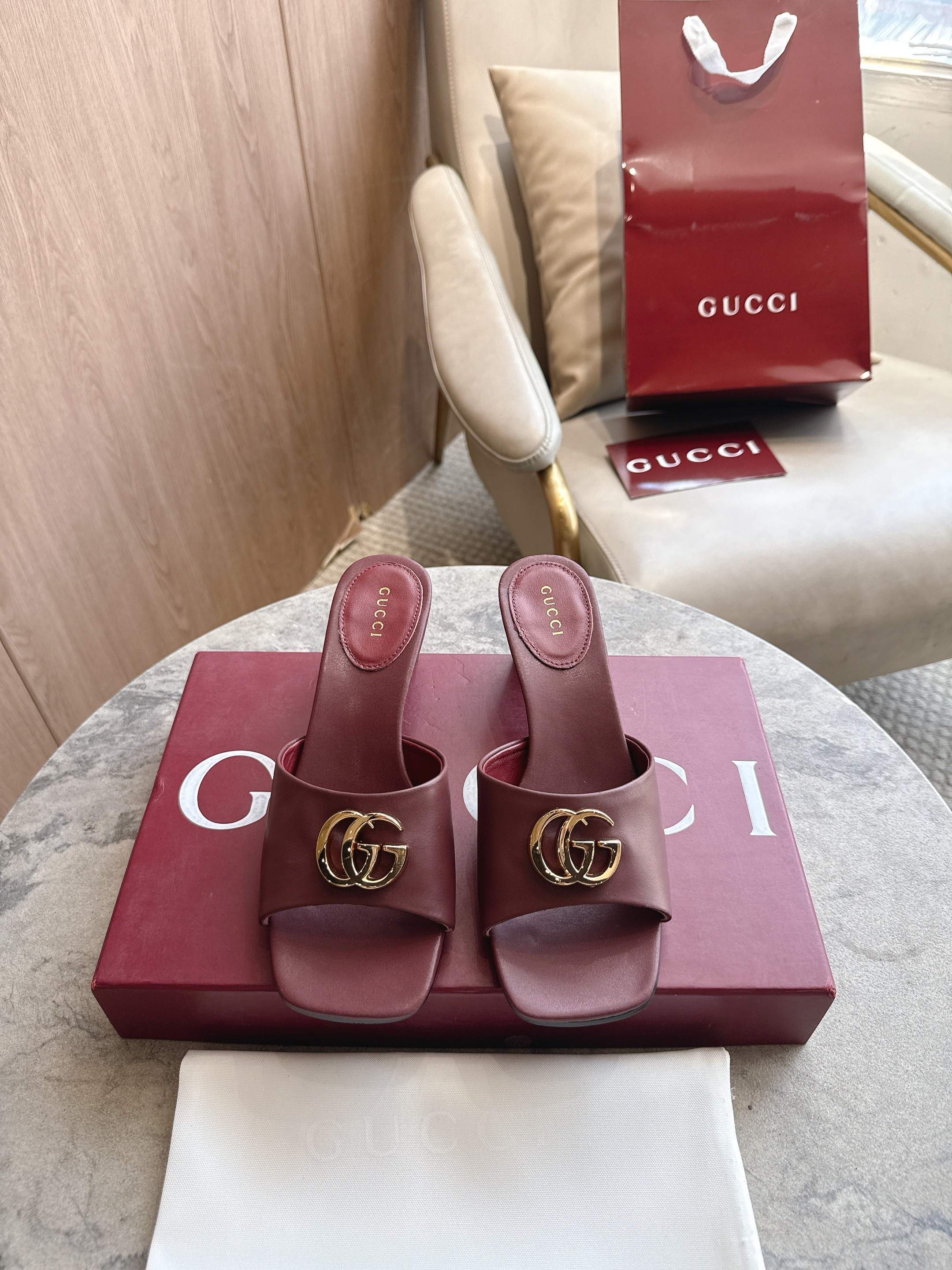 NO:886839,3525-1 Burgundy (35-42) The 'Generation Gucci' series deeply explores the elements of the brand's archives, integrating the designs of different generations into one, and writing a unique aesthetic chapter. This thick-soled sandal perfectly combines the brand's two iconic elements, Double G styling accessories and GG canvas, presenting a classic and timeless style with everyday versatility. Angora red soft sheepskin Gold tone accessories Leather lining Double G Square toe  Leather sole Slim profile block heel Medium heel Height 55 mm, slippers, gucci, gucci, slippers, sheepskin198609093525-1 酒红（35-42）《古驰新世代》(Generation Gucci)系列深入探索品牌典藏元素,将不同世代的设计融合为一体,谱写出独特的美学篇章.这款厚底凉拖完美融合了品牌两大标志性元素双G造型配件和GG帆布,呈现出经典不过时的风格与日常百搭的多功能性. 安哥拉红色软羊皮 金色调配件 皮革衬里 双G 方形鞋头 皮革鞋底 纤细轮廓粗跟 中跟 高度55毫米,拖鞋,gucci,gucci,slippers,sheepskin,Women's Shoes