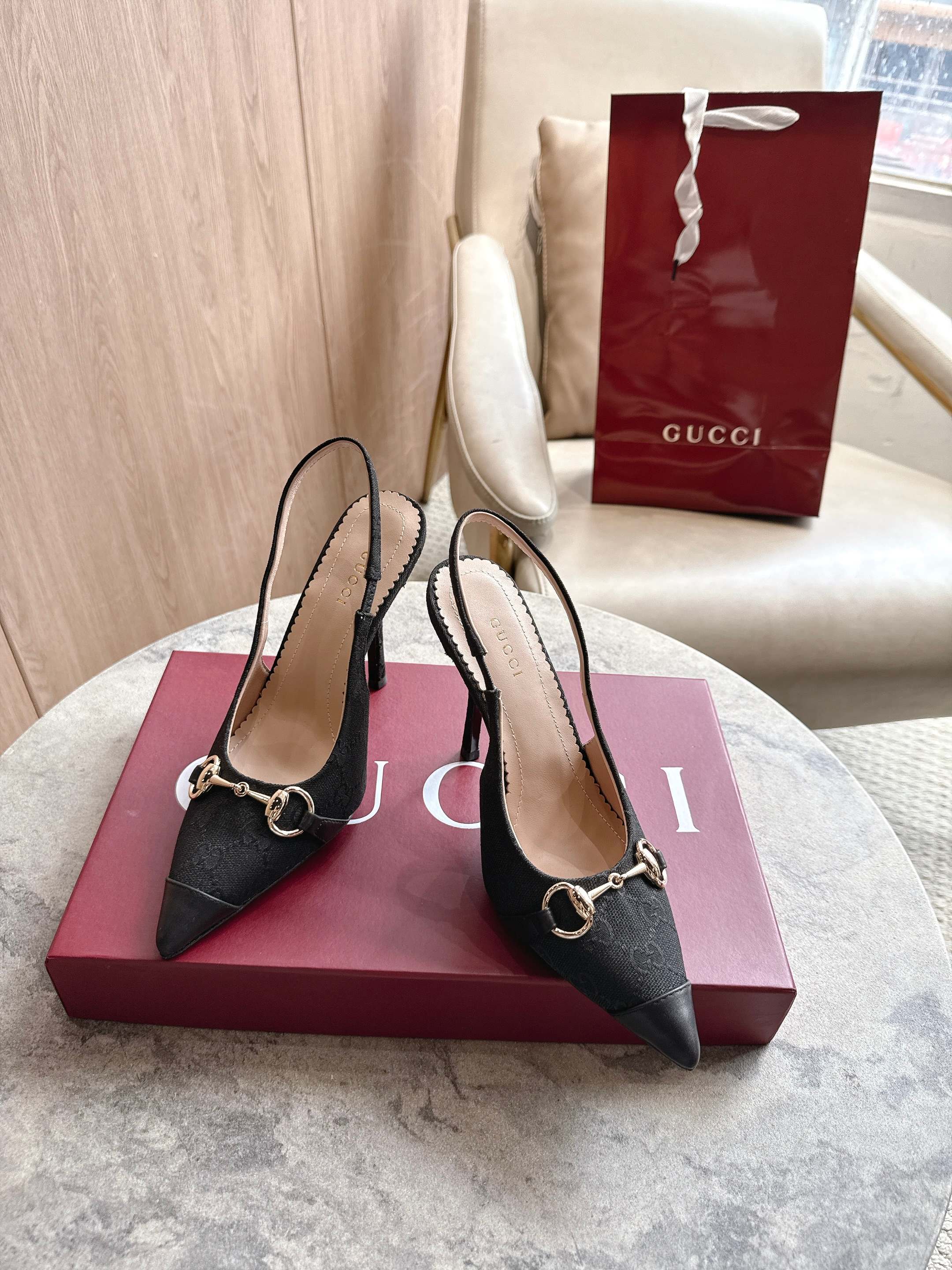 NO:886700,-17 Black G (35-42) Original GG canvas adds a dazzling essence to these slingback pumps. Black leather piping and light gold tone hardware. Pointed toe, elastic straps and low heels complement each other to create a comfortable and fitting design. Black GG canvas Women Black leather piping Light gold tone hardware Horsebit pointed toe Elastic straps Heel 10.5, sandals, sandals19860909-17 黑G（35-42）Original GG帆布为这款露跟浅口鞋倾注亮眼精髓.黑色皮革滚边和浅金色调配件.尖头、松紧绑带和低跟相辅相成,造就舒适贴合的版型设计. 黑色GG帆布 女士 黑色皮革滚边 浅金色调配件 马衔扣 尖形鞋头 松紧绑带 高跟10.5,凉鞋,sandals,Women's Shoes