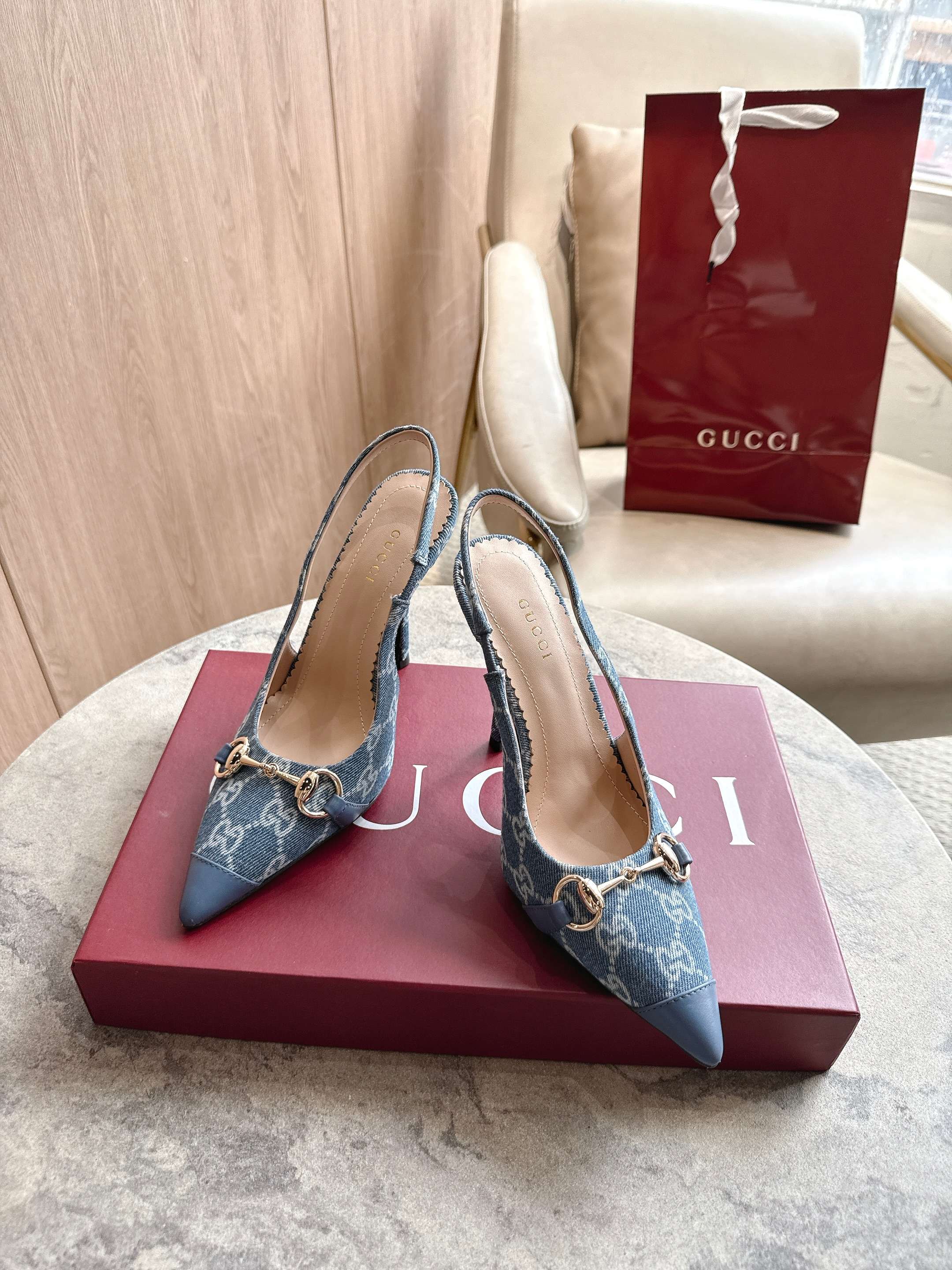 NO:886709,-17 Denim (35-42) Original GG canvas adds a dazzling essence to these slingback pumps. Blue leather piping and light gold tone hardware. Pointed toe, elastic straps and low heels complement each other to create a comfortable and fitting design. Blue GG canvas Women Blue leather piping Light gold tone hardware Horsebit pointed toe Elastic straps High heels 10.5, sandals, sandals19860909-17 牛仔（35-42）Original GG帆布为这款露跟浅口鞋倾注亮眼精髓.蓝色皮革滚边和浅金色调配件.尖头、松紧绑带和低跟相辅相成,造就舒适贴合的版型设计. 丹青色GG帆布 女士 蓝色皮革滚边 浅金色调配件 马衔扣 尖形鞋头 松紧绑带 高跟10.5,凉鞋,sandals,Women's Shoes