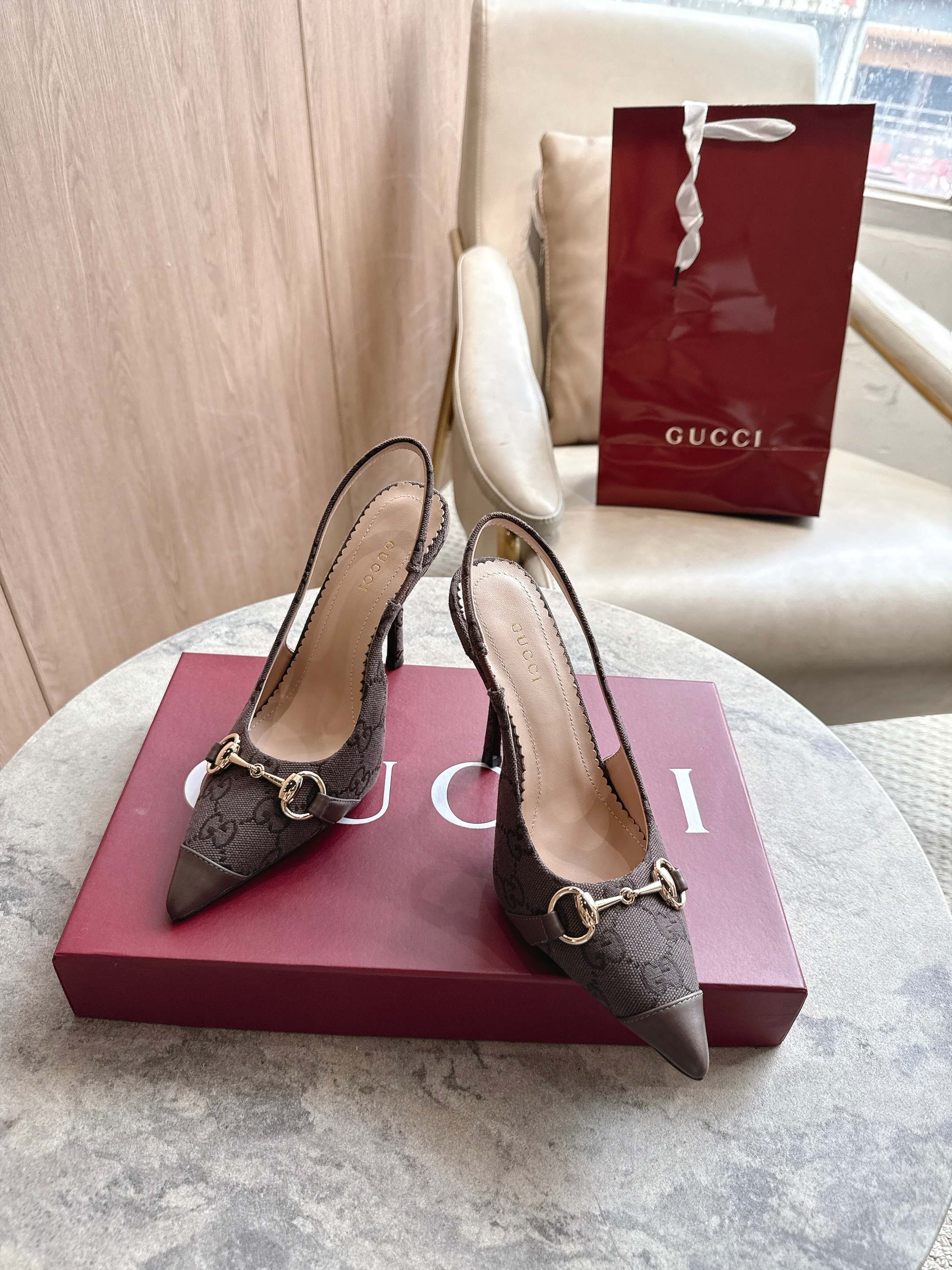 NO:886718,-17 Brown G (35-42) Original GG canvas adds dazzling essence to these slingback pumps. Brown leather piping and light gold tone accessories. Pointed toe, elastic straps and low heels complement each other to create a comfortable and fitting design. Dark brown GG canvas for women Brown leather piping Light gold tone accessories Horsebit Pointed toe Elastic strap  High heels 10.5, sandals, sandals19860909-17 咖G（35-42）Original GG帆布为这款露跟浅口鞋倾注亮眼精髓.咖色皮革滚边和浅金色调配件.尖头、松紧绑带和低跟相辅相成,造就舒适贴合的版型设计. 深咖色GG帆布 女士 咖色皮革滚边 浅金色调配件 马衔扣 尖形鞋头 松紧绑带 高跟10.5,凉鞋,sandals,Women's Shoes