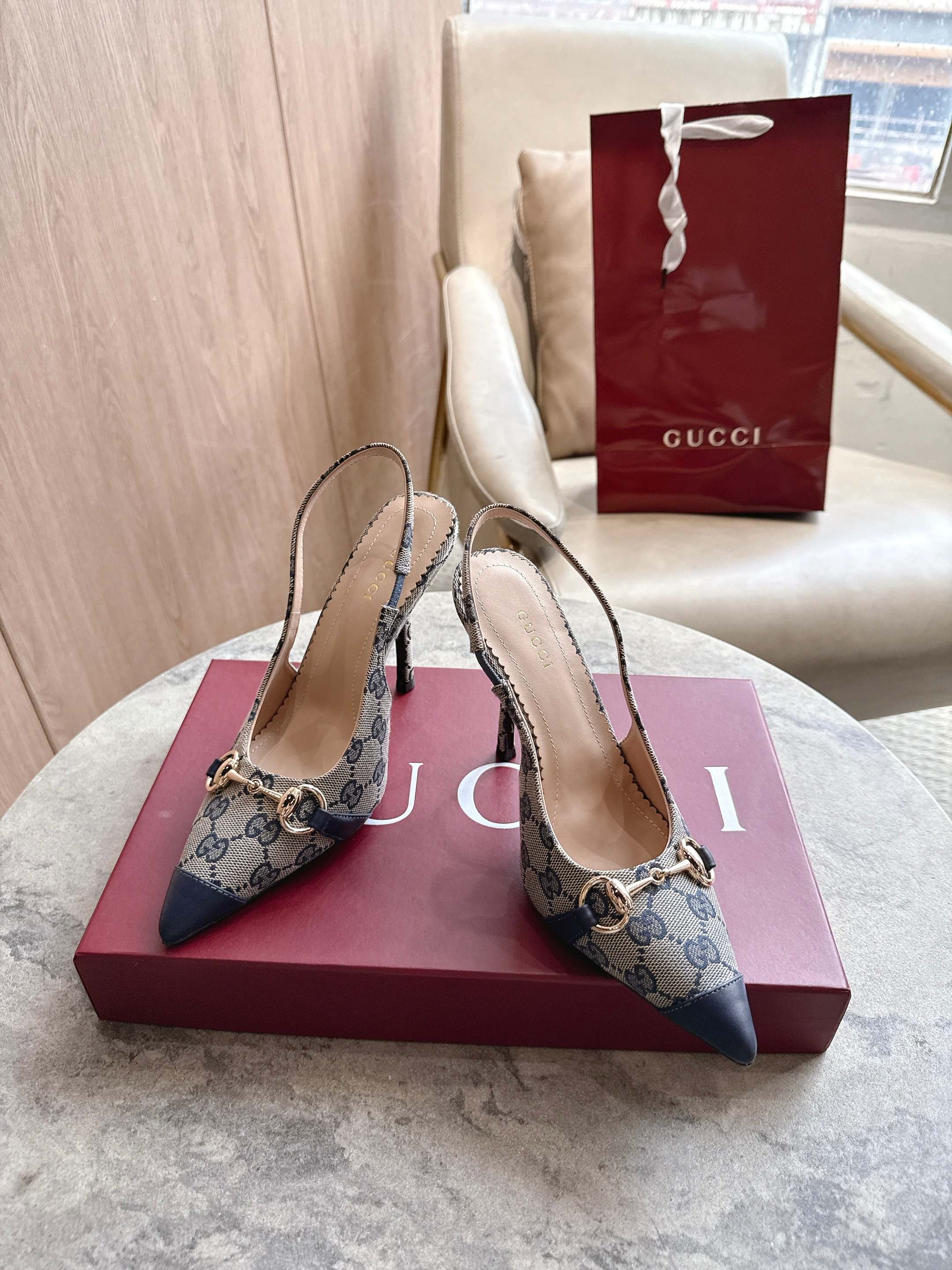 NO:886727,-17 Blue G (35-42) Original GG canvas adds a dazzling essence to these slingback pumps. Blue leather piping and light gold tone hardware. Pointed toe, elastic straps and low heels complement each other to create a comfortable and fitting design. Blue GG canvas for women blue leather piping light gold tone hardware horsebit pointed toe elastic straps high heels 10.5, sandals, sandals19860909-17 蓝G（35-42）Original GG帆布为这款露跟浅口鞋倾注亮眼精髓.蓝色皮革滚边和浅金色调配件.尖头、松紧绑带和低跟相辅相成,造就舒适贴合的版型设计. 丹青色GG帆布 女士 蓝色皮革滚边 浅金色调配件 马衔扣 尖形鞋头 松紧绑带 高跟10.5,凉鞋,sandals,Women's Shoes