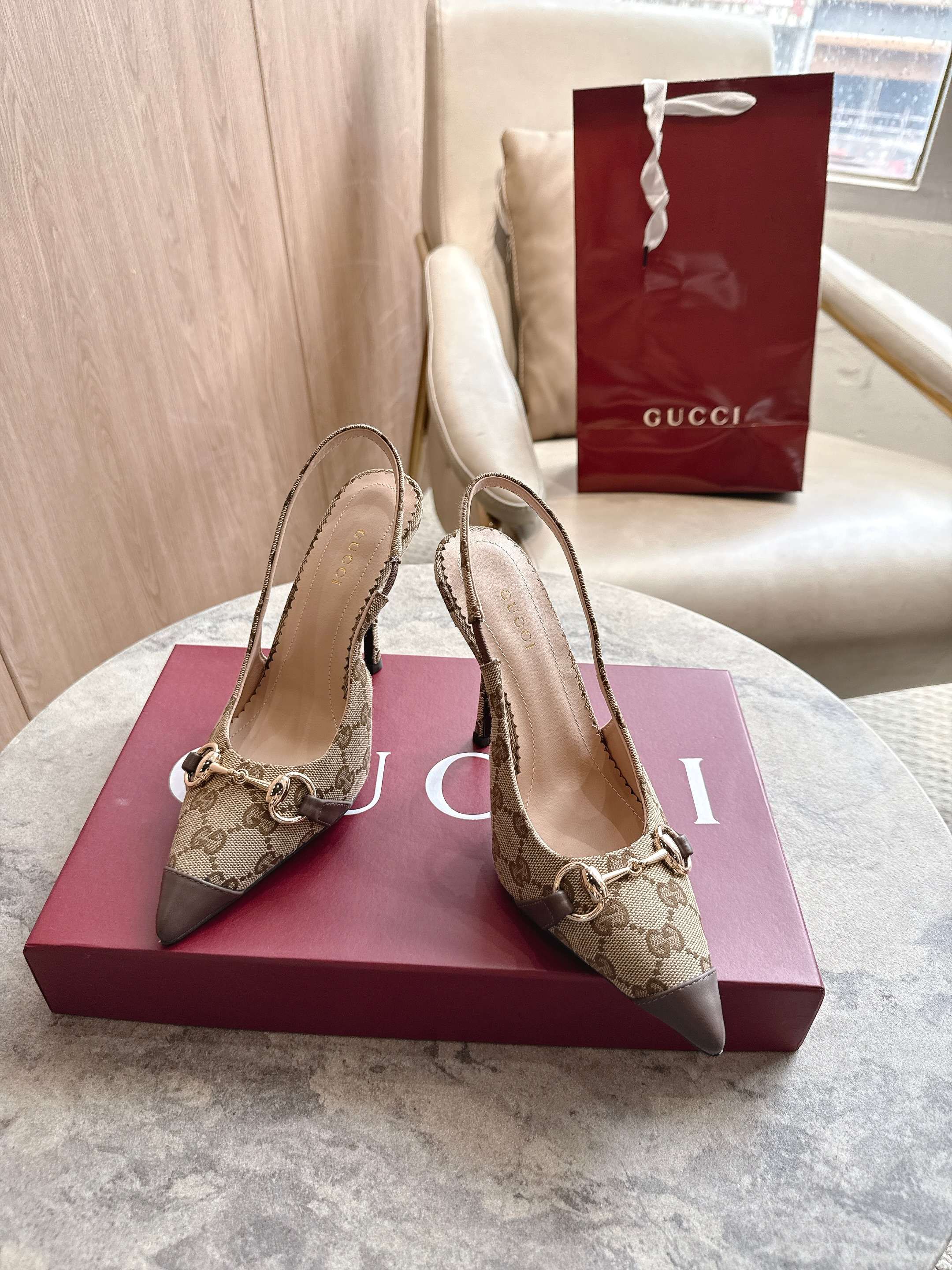NO:886735,-17 Apricot G (35-42) Original GG canvas brings the essence of brilliance to these slingback pumps. Brown leather piping and light gold-toned hardware complement beige and brown graphics. The pointed toe, elastic straps and low heels complement each other for a comfortable fit. Beige and ebony Classic GG canvas Women Brown leather piping Light gold-toned hardware Horsebit Pointed toe Elastic straps  High heels 10.5, sandals, sandals19860909-17 杏G（35-42）Original GG帆布为这款露跟浅口鞋倾注亮眼精髓.棕色皮革滚边和浅金色调配件与米色和棕色图案交相辉映.尖头、松紧绑带和低跟相辅相成,造就舒适贴合的版型设计. 米色和乌木色经典GG帆布 女士 棕色皮革滚边 浅金色调配件 马衔扣 尖形鞋头 松紧绑带 高跟10.5,凉鞋,sandals,Women's Shoes
