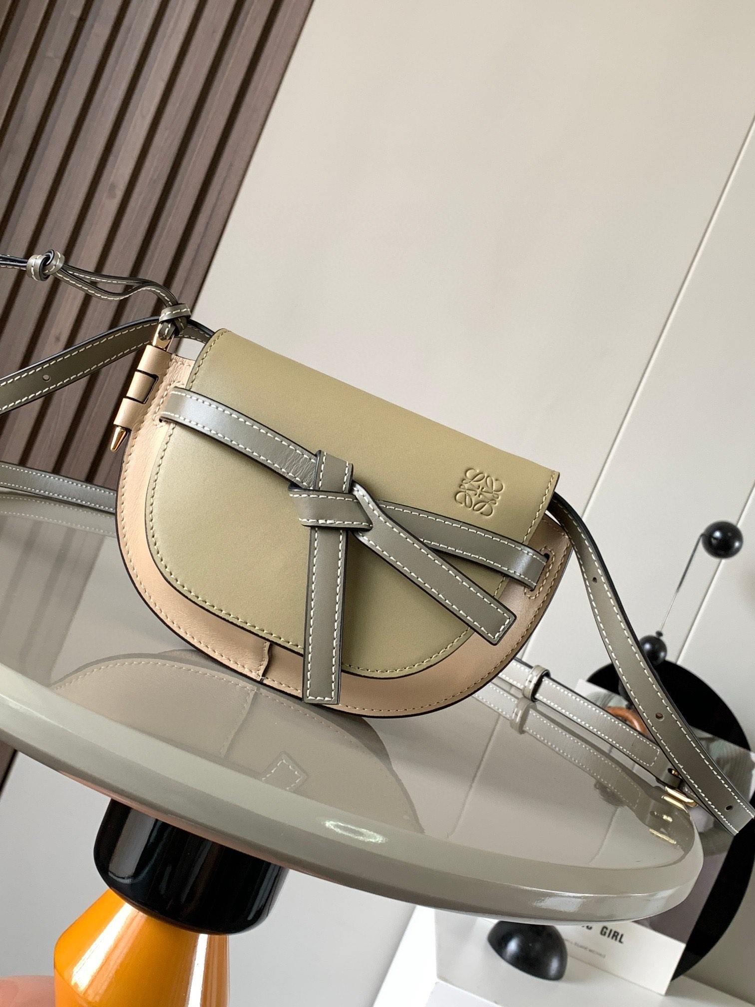 NO:197239,Genuine, popular mini 21CM new saddle bag Gate Duel handbag gives gate a new life bag made of soft cowhide leather and detachable adjustable cowhide shoulder straps [Love] One-shoulder crossbody, waist bag. The chest bag is very ~ the upper body shows temperament and the capacity is also very online. The bow is not only a decoration, but also the only socket for the cover. There is only one bullet-type brass sheath with a brand exquisite logo. There is no other hardware accessories. It is completely tall and traditional Western European leather craftsmanship and design style. So the weight is light, the shoulder strap adjusts the length, and any height girl can control it. This is very nice. Size 21CM~13CM~9.5CM. Model number: 9032, Luo Yiwei, loewe, cowhide19860909正品级 爆款 迷你21CM 新款马鞍包Gate Duel手袋赋予了gate全新的生命包身采用柔软牛皮革精制而成可拆卸调节牛皮肩带[爱心]单肩斜挎、腰包 胸包都非常~背上身很显气质 容量也非常在线 蝴蝶结不仅是装饰,也是包盖的唯一插口全包只有一个带品牌精致logo 的子弹头式黄铜插鞘没有其他五金配件,完全是高大上的西欧传统皮革工艺性和设计风格So自重轻便,肩带调节长度,任何身高妹纸都可驾驭,这点很nice了 尺寸21CM~13CM~9.5CM 款号:9032,罗意威,loewe,cowhide,Bag