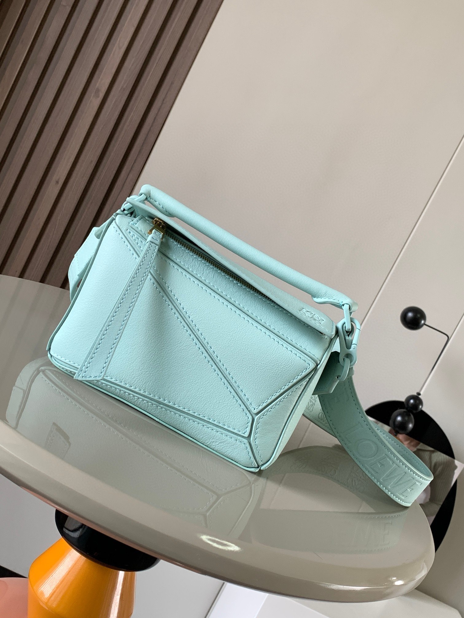 NO:197241,Genuine Grade Geometric Bag Mini 18CM Wide Strap Embossed Puzzle Handbag Original imported calfskin plain pattern Luojia’s popular geometric bag Puzzle Handbag is the first handbag for L0EWE, the first handbag rectangular shape and precise cutting technology launched by creative director Jonathan Anderson for L0EWE. The mini-size version uses soft grain cowhide leather to make different thick shoulder straps. The shoulder straps printed with the word L0EWE are printed with the same color as the bag. The overall position still keeps the bag very light. The weight is very durable, lightweight, and can hold a lot of things. It is suitable for work and travel. Size 18CM~12.5CM~8CM Model number 9020, Loewe, loewe, loewe, cowhide19860909正品级 几何包迷你18CM宽肩带压花Puzzle手袋原厂进口小牛皮平纹 罗家爆款几何包Puzzle 手袋是创意总监乔纳森·安德森为 L0EWE 推出的首款手提包长方体形状和精确的切割技术创造了 Puzzle 独特的几何线条这个迷你尺寸版本采用柔软粒面牛皮革制成不一样的粗肩带,印有 L0EWE 字样的肩带,金属扣位置采用了与包包同一色系让包包更加时尚,整体依然保持包包很轻的重量十分耐用,轻便,能装很多东西,适合上班,旅游 尺寸18CM～12.5CM～8CM 款号9020,罗意威,loewe,loewe,cowhide,Bag