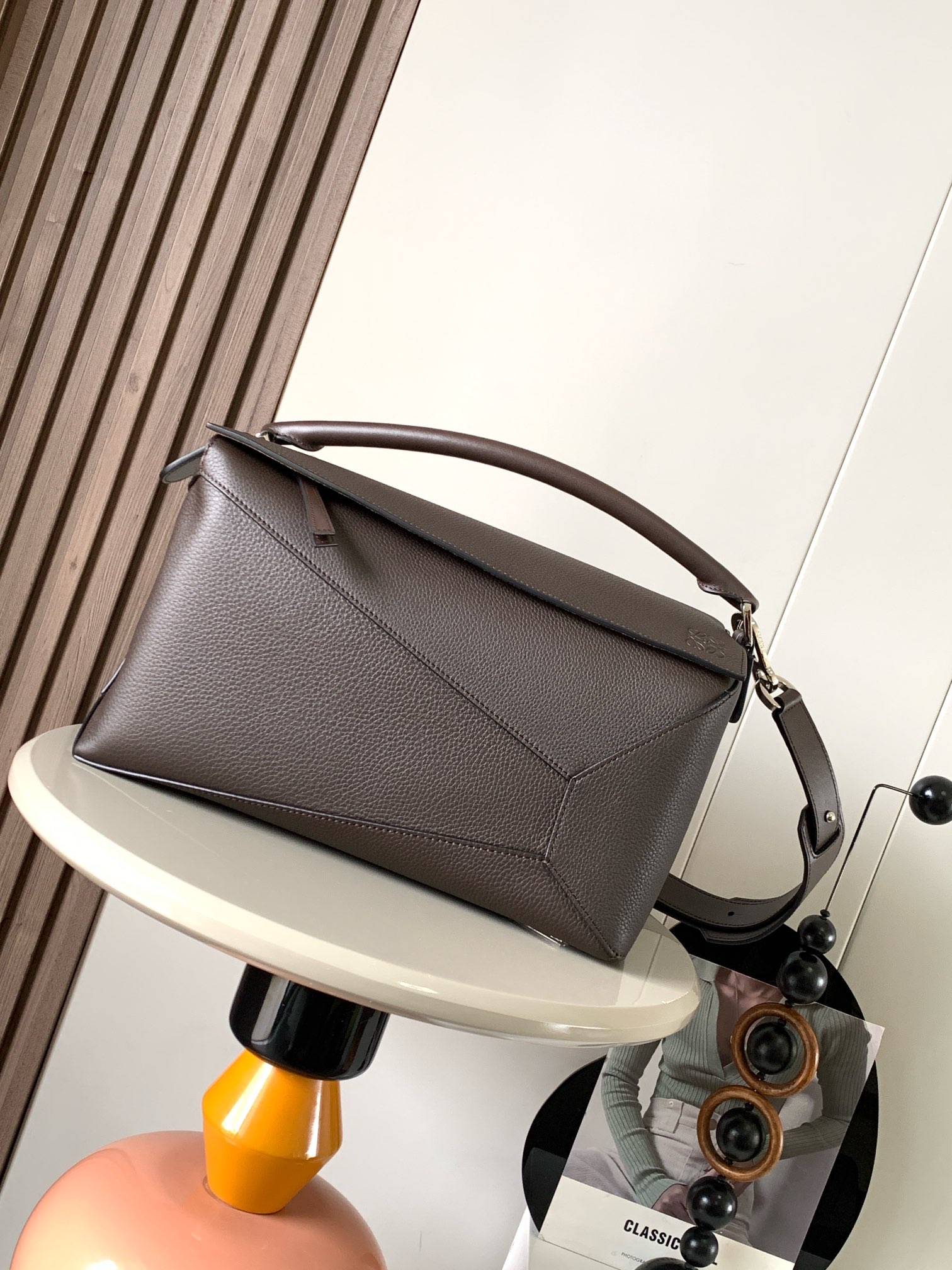 NO:199184,Genuine grade New large geometric bag 36CMPuzzle handbag ~ original imported lychee pattern cowhide leather Luojia hot-style geometric bag Puzzle handbag is the first handbag bag for L0EWE, the first handbag bag launched by Jonathan Anderson for L0EWE. The rectangular shape and precise cutting technology have created Puzzle. The unique geometric lines are simple and atmospheric geometric design. It is fashionable and cool. It can be sweet and salty. The original lychee pattern calf leather has no shape. The bag is so comfortable that it feels so comfortable that it is immediately up. The three-dimensional bag also contains extraordinary capacity. It is a popular item that you can never stock up. Size 36CM~23CM~19CM Model number 9054 Color chocolate lychee, Luo Yiwei, loewe, loewe, cowhide19860909正品级 新款大号几何包36CMPuzzle手袋～原厂进口荔枝纹牛皮 罗家爆款几何包Puzzle 手袋是创意总监乔纳森·安德森[爆竹]（ Jonathan Anderson）为 L0EWE 推出的首款手提包包长方体形状和精确的切割技术创造了Puzzle 独特的几何线条简约大气的几何设计时髦中带着股酷劲,可甜可盐原厂荔枝纹小牛皮 包型都不变型手感舒适得没话说上身气质立马up～立体包型还蕴藏着非凡的容量是永远都囤不够的热门单品 尺寸36CM～23CM～19CM 款号9054 颜色巧克力荔,罗意威,loewe,loewe,cowhide,Bag