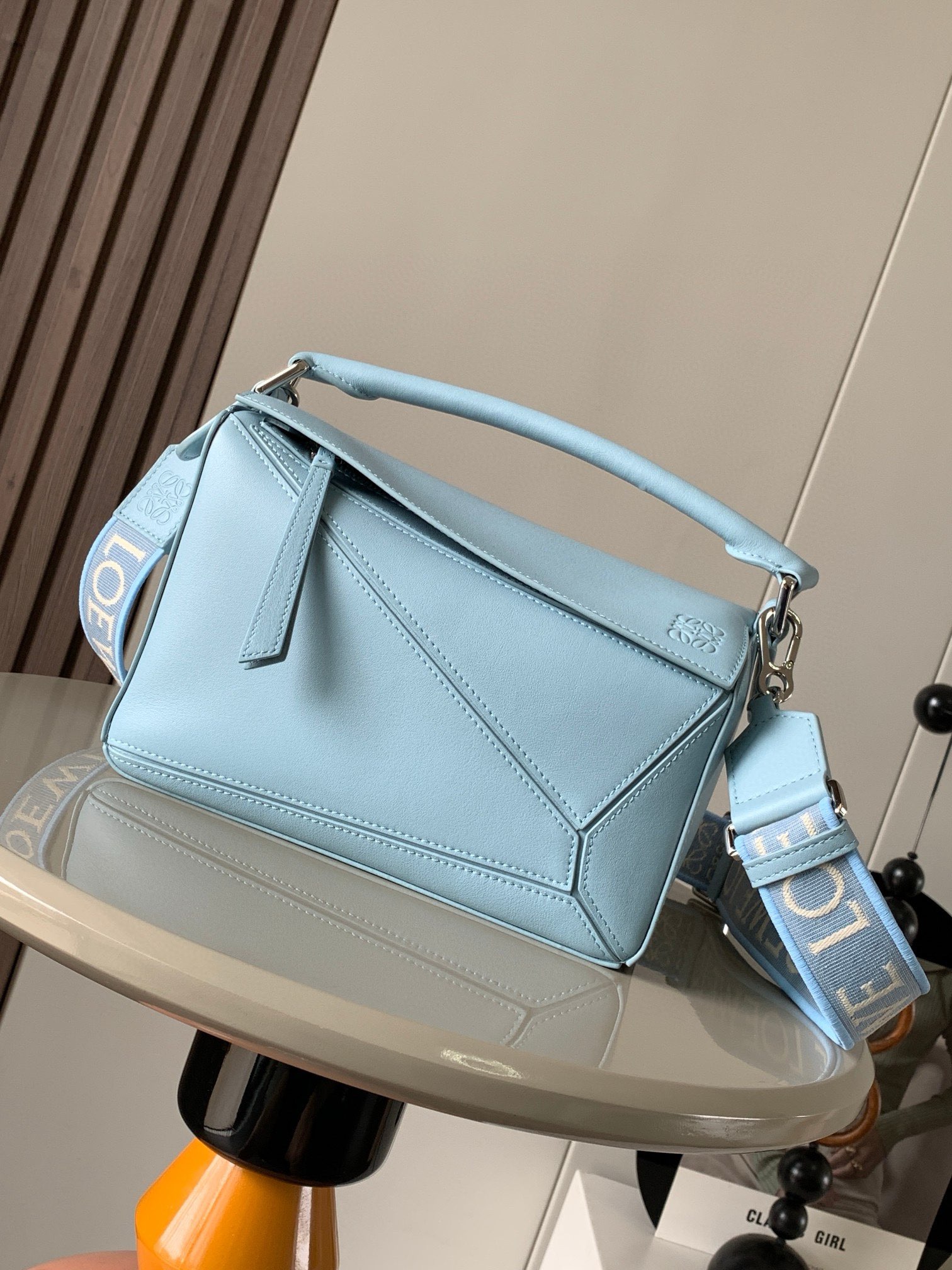 NO:200231,Geometric bag 24CMPuzzle handbag!  Original imported Napa Calfs Roh's popular geometric bag Puzzle handbag is the first handbag launched by creative director Jonathan Anderson for L0EWE. The unique geometric lines of Puzzle are made of soft Napa Calf leather. This small version is made of soft Napa Calf leather. Small Puzzle can accommodate for example a large wallet, mobile phones of all sizes and sunglasses [Sun] [Sun] oblique, shoulders, hand hold or top handle carrying * removable Size 24CM~16CM~10CM Model number 9035 Color gray and blue, Loewe, loewe, wallets, cowhide19860909几何包24CMPuzzle手袋！原厂进口纳帕小牛皮罗家爆款几何包Puzzle 手袋是创意总监乔纳森·安德森为 L0EWE 推出的首款手提包长方体形状和精确的切割技术创造了 Puzzle 独特的几何线条这个小尺寸版本采用柔软纳帕小牛皮革制成＊小号 Puzzle 可以容纳例如一只大号钱包、所有尺寸的手机和太阳镜[太阳][太阳]斜、肩背、手拿或顶部提手携带＊可拆卸 尺寸24CM～16CM～10CM 款号9035 颜色灰蓝,罗意威,loewe,loewe,wallets,cowhide,Bag