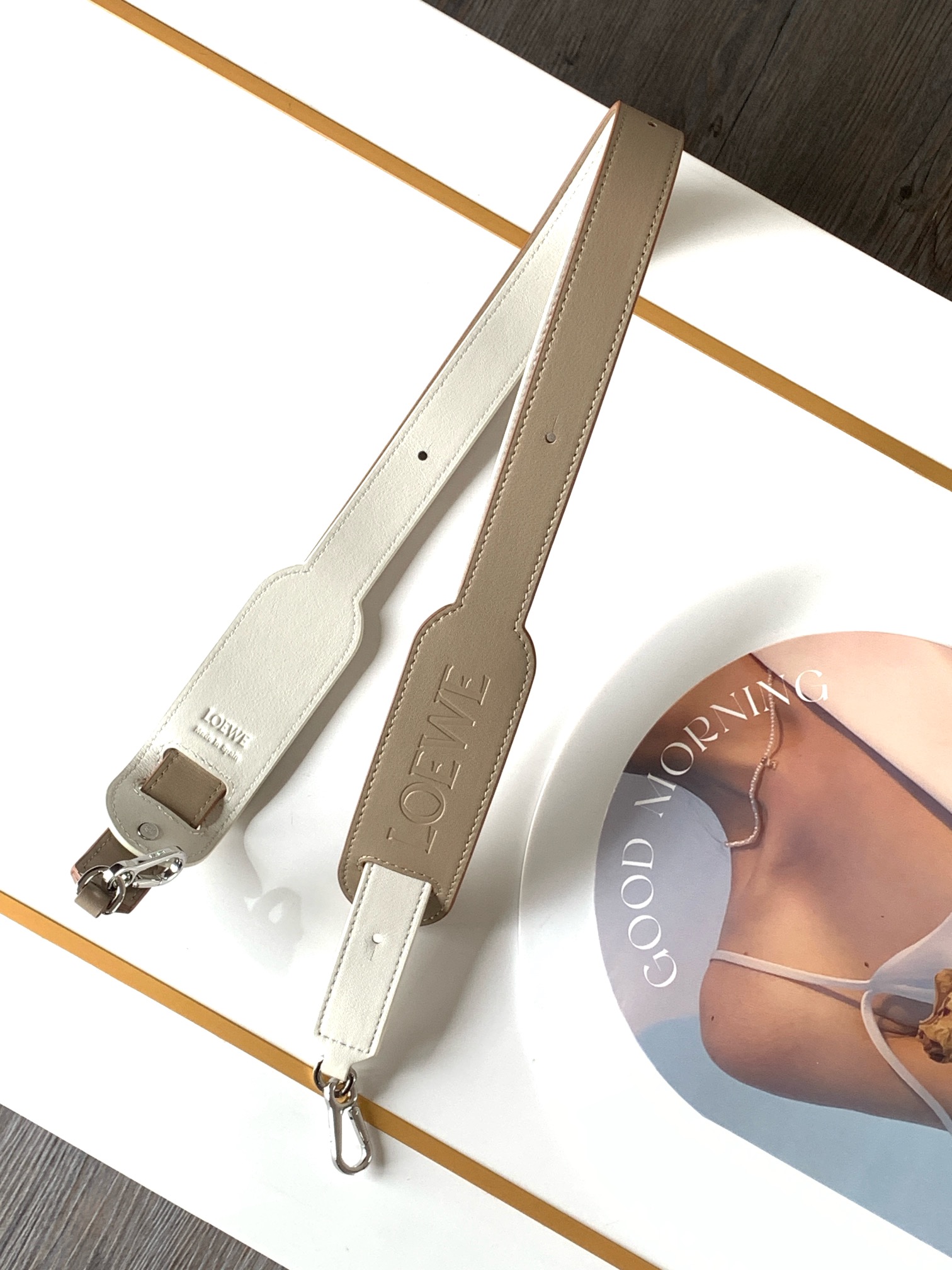 NO:203857,Original leather Classic cowhide leather LOEWE padded shoulder strap Classic cowhide leather shoulder strap decorated with Luojia logo Leather wide shoulder strap embossed padded * Adjustable length from 80 cm to 120 cm versatile and fashionable item * Removable * Hook buckle fixed * Size 143cm ~ 4.5cm Model number 005 Shoulder strap Color sand color/white, Luo Yiwei, loewe, loewe, loewe, loewe, cowhide19860909原厂皮 经典牛皮革 LOEWE 衬垫肩带 经典牛皮革肩带饰有 罗家 logo 皮质宽肩带压纹衬垫＊可调节长度为80厘米至120厘米百搭又时尚的单品＊可拆卸＊钩扣固定* 尺寸143cm～4.5cm 款号005 肩带 颜色沙色/白,罗意威,loewe,loewe,loewe,cowhide,Bag