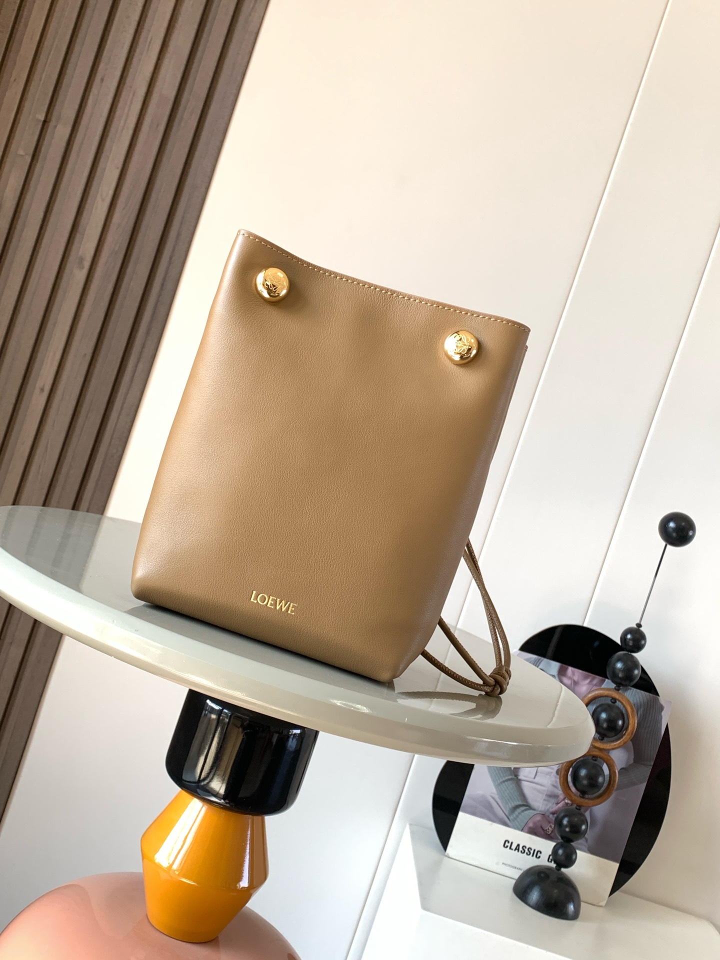 NO:203833,Original leather New smooth cowhide leather Pebble small bag Smooth cowhide leather small bag, with folding structure, tubular shoulder straps and double iconic Anagram Pebble, although it looks small, it actually has a super large capacity!  Everyday necessities can be installed, and they look very light. Calf leather material is super soft and elastic to the touch. It has good wear resistance and is super lightweight. The lining is suede cowhide, texture is up~adjustable shoulder straps, 63 cm -123 cm long * Inner bag * Leather lining * LOEWE gold stamping, engraved Anagram logo Color oak brown Size 17cm~7cm~21.5cm Model number 9092, Loewe, loewe, loewe, cowhide19860909原厂皮 新品光滑牛皮革 Pebble小袋 光滑牛皮革小袋,采用折叠结构、管状肩带和双重标志性Anagram Pebble别看它外观小巧,其实容量超级大！日常必需品都能装下,而且看起来也很轻便.小牛皮材质,摸起来超级柔软Q弹.耐磨性很好自重超轻,内衬是绒面牛皮革,质感up up~可调节肩带,63厘米﹣123厘米长＊内袋＊皮革衬里* LOEWE 烫金,镌刻 Anagram 标志 颜色橡木棕 尺寸17cm～7cm～21.5cm 款号9092,罗意威,loewe,loewe,cowhide,Bag