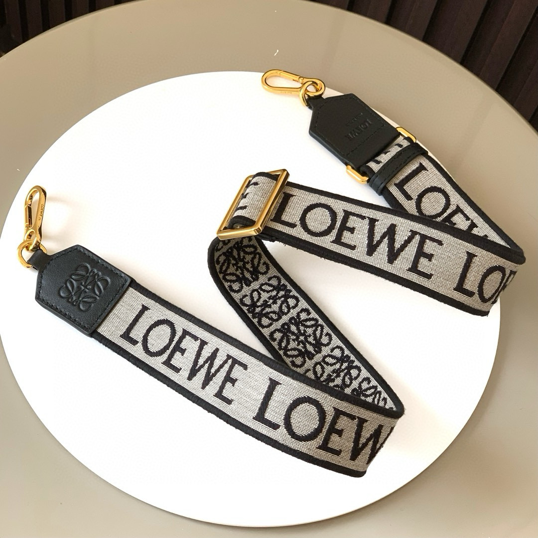 NO:205204,Authentic Anagram Jacquard and Cowhide D-ring shoulder straps finishing touch. If you want a fresh look, you can match the shoulder strap. A shoulder strap can be matched with the same bag. Any outfit can be easily handled with cowhide and jacquard cloth. Detachable shoulder straps are made of 5 different yarns. It is beautiful!  One side is decorated with L0EWE pattern and the other side is decorated with Anagram pattern * 4 cm wide * hook buckle * adjustable and removable * D-ring * Anagram embossed Size: 134～4CM Number 001 Color original webbing black silver buckle, Loewe, cowhide19860909正品级 Anagram 提花布和牛皮革 D 环肩带画龙点睛包包用久了想要新鲜感可以 配搭肩带一条肩带可以搭配有同款的包包万能百搭,任何穿搭都能轻松架驭牛皮革和提花布可拆卸肩带由5种不同纱线编织而成的提花肩带,绝美！一面饰有 L0EWE 图案,另一面饰有 Anagram 图案＊宽4厘米＊钩扣＊可调节可拆卸＊ D 形环* Anagram 压纹 尺寸:134～4CM 编号001 颜色原版织带黑色银扣,罗意威,loewe,cowhide,Bag