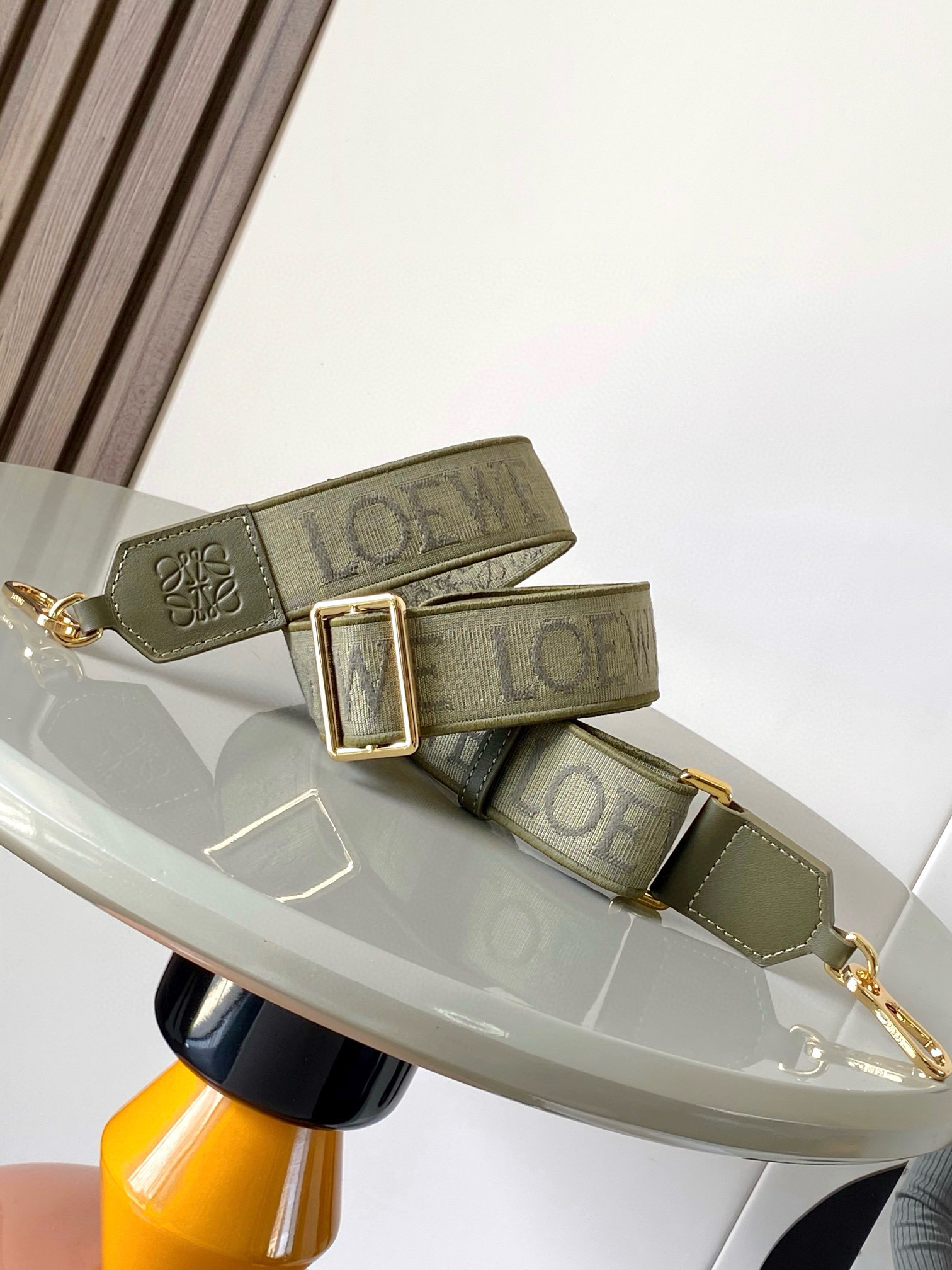 NO:205207,Authentic Anagram Jacquard and Cowhide D-ring shoulder straps finishing touch. If you want a fresh look, you can match the shoulder strap. A shoulder strap can be matched with the same bag. Any outfit can be easily handled with cowhide and jacquard cloth. Detachable shoulder straps are made of 5 different yarns. It is beautiful!  One side is decorated with L0EWE pattern and the other side is decorated with Anagram pattern * 4 cm wide * hook buckle * adjustable and removable * D-ring * Anagram embossed Size: 134～4CM Number 001 Color khaki green, Loewe, loewe, cowhide19860909正品级 Anagram 提花布和牛皮革 D 环肩带画龙点睛包包用久了想要新鲜感可以 配搭肩带一条肩带可以搭配有同款的包包万能百搭,任何穿搭都能轻松架驭牛皮革和提花布可拆卸肩带由5种不同纱线编织而成的提花肩带,绝美！一面饰有 L0EWE 图案,另一面饰有 Anagram 图案＊宽4厘米＊钩扣＊可调节可拆卸＊ D 形环* Anagram 压纹 尺寸:134～4CM 编号001 颜色卡其绿,罗意威,loewe,cowhide,Bag