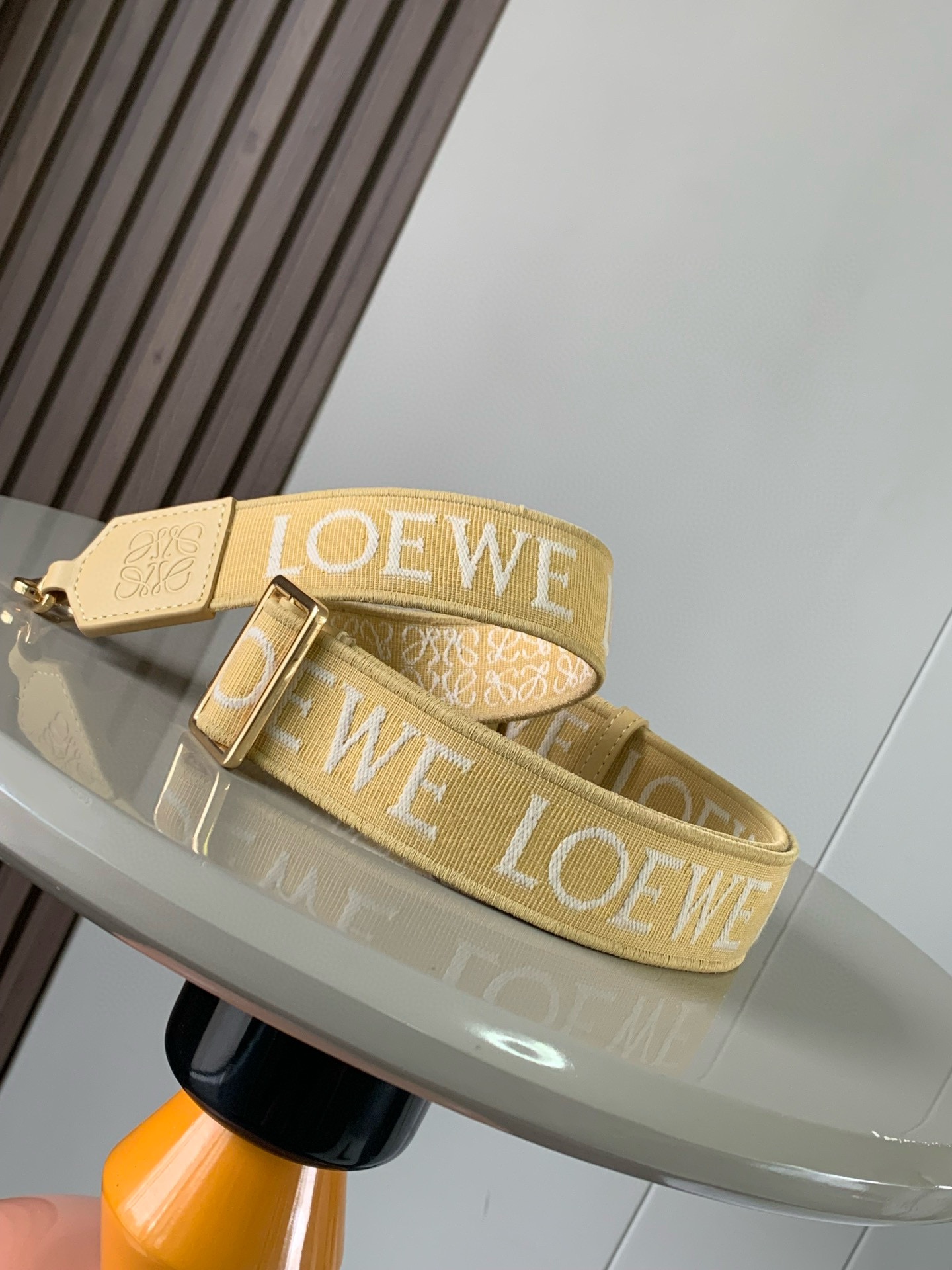 NO:205191,Authentic Anagram Jacquard and Cowhide D-ring shoulder straps finishing touch. If you want a fresh look, you can match the shoulder strap. A shoulder strap can be matched with the same bag. Any outfit can be easily handled with cowhide and jacquard cloth. Detachable shoulder straps are made of 5 different yarns. It is beautiful!  One side is decorated with L0EWE pattern and the other side is decorated with Anagram pattern * 4 cm wide * hook buckle * adjustable and removable * D-ring * Anagram embossed Size: 134~4CM Number 001 Shoulder strap Color butter color, Loewe, cowhide19860909正品级 Anagram 提花布和牛皮革 D 环肩带画龙点睛包包用久了想要新鲜感可以 配搭肩带一条肩带可以搭配有同款的包包万能百搭,任何穿搭都能轻松架驭牛皮革和提花布可拆卸肩带由5种不同纱线编织而成的提花肩带,绝美！一面饰有 L0EWE 图案,另一面饰有 Anagram 图案＊宽4厘米＊钩扣＊可调节可拆卸＊ D 形环* Anagram 压纹 尺寸:134～4CM 编号001肩带 颜色黄油色,罗意威,loewe,cowhide,Bag