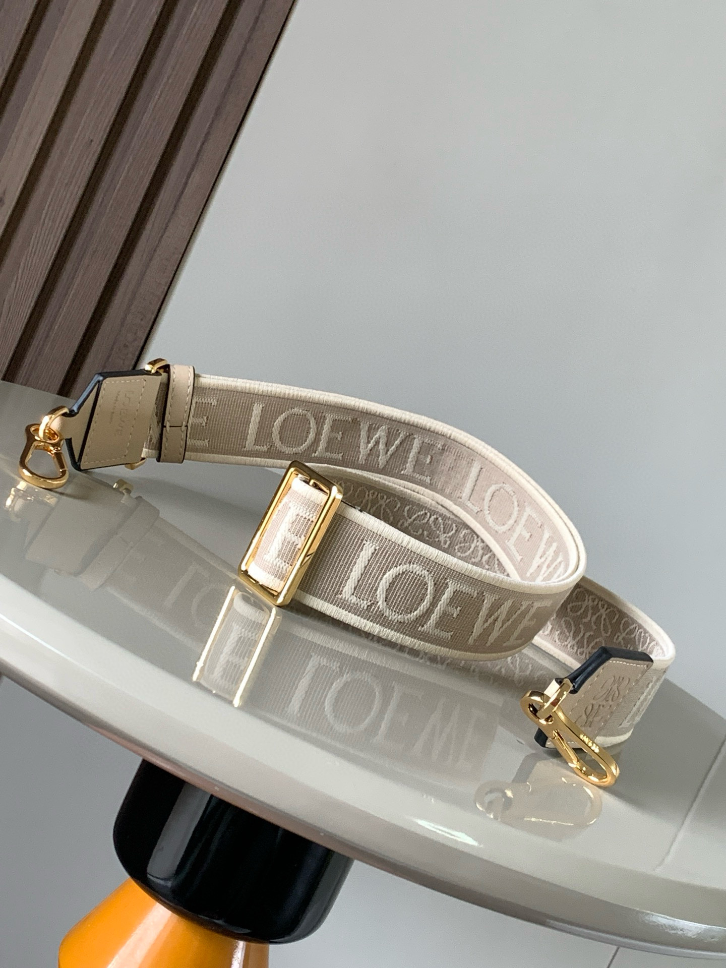 NO:205203,Authentic Anagram Jacquard and Cowhide D-ring shoulder straps finishing touch. If you want a fresh look, you can match the shoulder strap. A shoulder strap can be matched with the same bag. Any outfit can be easily handled with cowhide and jacquard cloth. Detachable shoulder straps are made of 5 different yarns. It is beautiful!  One side is decorated with L0EWE pattern and the other side is decorated with Anagram pattern * 4 cm wide * hook buckle * adjustable and removable * D-ring * Anagram embossed Size: 134~4CM Number 001 Shoulder strap Color Rice, Luo Yiwei, loewe, cowhide19860909正品级 Anagram 提花布和牛皮革 D 环肩带画龙点睛包包用久了想要新鲜感可以 配搭肩带一条肩带可以搭配有同款的包包万能百搭,任何穿搭都能轻松架驭牛皮革和提花布可拆卸肩带由5种不同纱线编织而成的提花肩带,绝美！一面饰有 L0EWE 图案,另一面饰有 Anagram 图案＊宽4厘米＊钩扣＊可调节可拆卸＊ D 形环* Anagram 压纹 尺寸:134～4CM 编号001肩带 颜色米杏,罗意威,loewe,cowhide,Bag