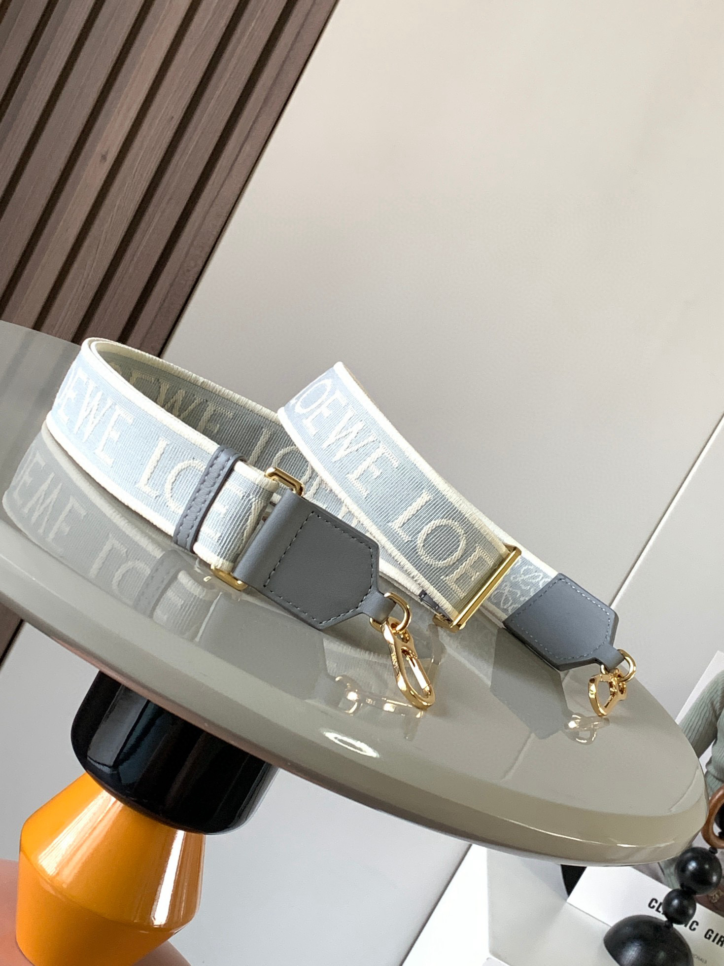 NO:205212,Authentic Anagram Jacquard and Cowhide D-ring shoulder straps finishing touch. If you want a fresh look, you can match the shoulder strap. A shoulder strap can be matched with the same bag. Any outfit can be easily handled with cowhide and jacquard cloth. Detachable shoulder straps are made of 5 different yarns. It is beautiful!  One side is decorated with L0EWE pattern and the other side is decorated with Anagram pattern * 4 cm wide * hook buckle * adjustable and removable * D-ring * Anagram embossed Size: 134~4CM Number 001 Shoulder strap Color gray, Loewe, cowhide19860909正品级 Anagram 提花布和牛皮革 D 环肩带画龙点睛包包用久了想要新鲜感可以 配搭肩带一条肩带可以搭配有同款的包包万能百搭,任何穿搭都能轻松架驭牛皮革和提花布可拆卸肩带由5种不同纱线编织而成的提花肩带,绝美！一面饰有 L0EWE 图案,另一面饰有 Anagram 图案＊宽4厘米＊钩扣＊可调节可拆卸＊ D 形环* Anagram 压纹 尺寸:134～4CM 编号001肩带 颜色灰色,罗意威,loewe,cowhide,Bag