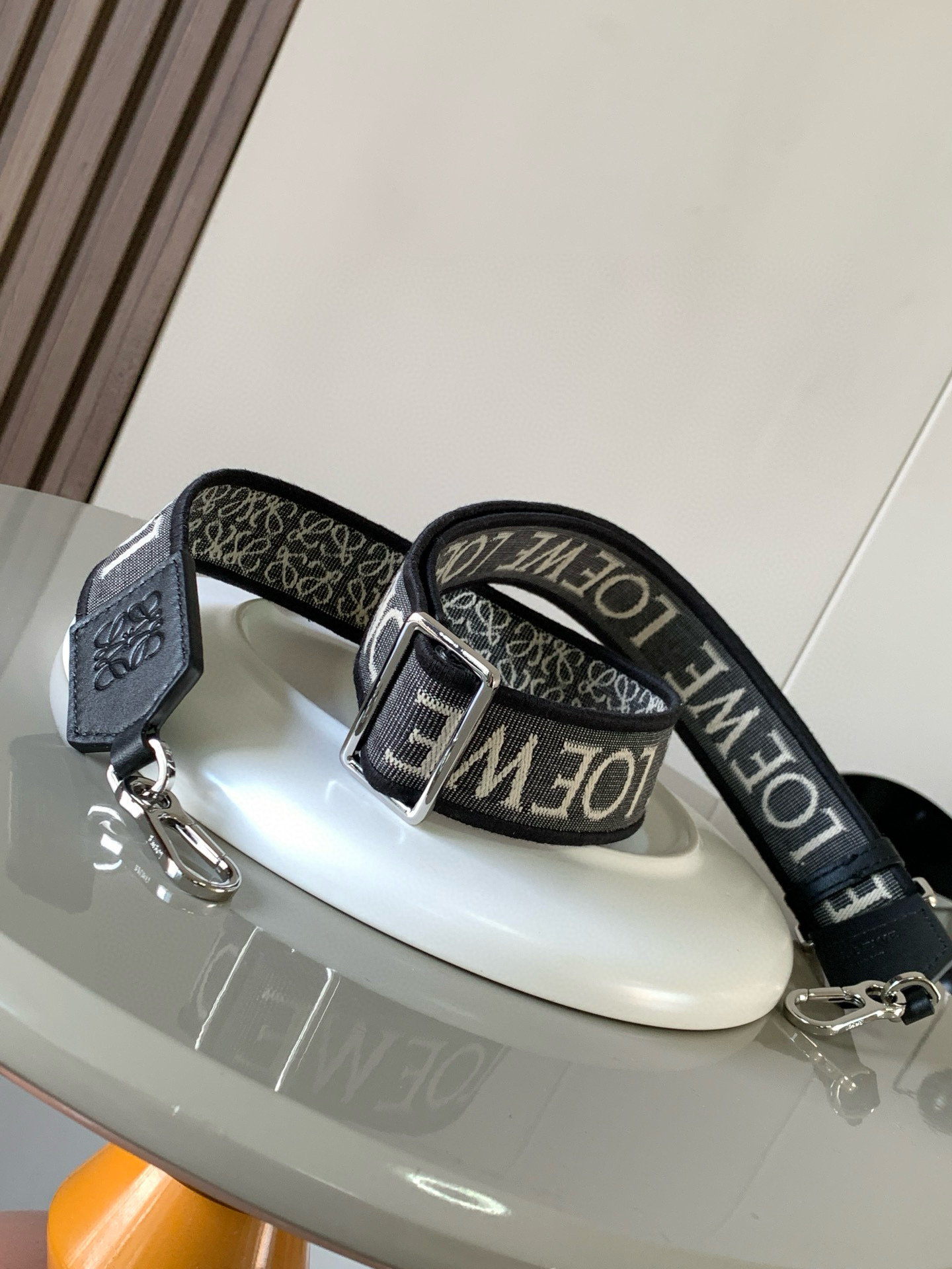 NO:205217,Authentic Anagram Jacquard and Cowhide D-ring shoulder straps finishing touch. If you want a fresh look, you can match the shoulder strap. A shoulder strap can be matched with the same bag. Any outfit can be easily handled with cowhide and jacquard cloth. Detachable shoulder straps are made of 5 different yarns. It is beautiful!  One side is decorated with L0EWE pattern and the other side is decorated with Anagram pattern * 4 cm wide * hook buckle * adjustable and removable * D-ring * Anagram embossed Size: 134~4CM Number 001 Shoulder strap Color black silver buckle, Loewe, cowhide19860909正品级 Anagram 提花布和牛皮革 D 环肩带画龙点睛包包用久了想要新鲜感可以 配搭肩带一条肩带可以搭配有同款的包包万能百搭,任何穿搭都能轻松架驭牛皮革和提花布可拆卸肩带由5种不同纱线编织而成的提花肩带,绝美！一面饰有 L0EWE 图案,另一面饰有 Anagram 图案＊宽4厘米＊钩扣＊可调节可拆卸＊ D 形环* Anagram 压纹 尺寸:134～4CM 编号001肩带 颜色黑色银扣,罗意威,loewe,cowhide,Bag