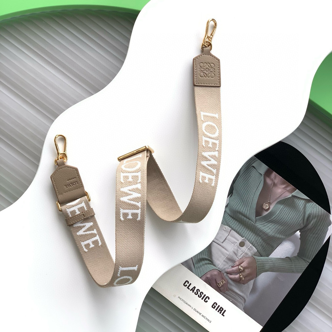 NO:205230,Genuine LOEWE webbing removable webbing decorated with Luojia Iconic pattern * 4 cm wide * Adjustable length 70 cm to 120 cm removable adjustable * Hook buckle closure * Anagram embossed cowhide tag Size 130 cm ~ 4 cm Model number 003 shoulder strap ~ webbing Color sand color, Loewe, loewe, loewe, loewe, cowhide19860909正品级 LOEWE 织带可拆卸织带 饰有 罗家 标志性图案＊宽4厘米＊可调节长度为70厘米至120厘米可拆卸可调节＊钩扣开合 * Anagram 压纹牛皮革标签 尺寸130cm～4cm 款号003肩带～织带 颜色沙色,罗意威,loewe,loewe,loewe,cowhide,Bag