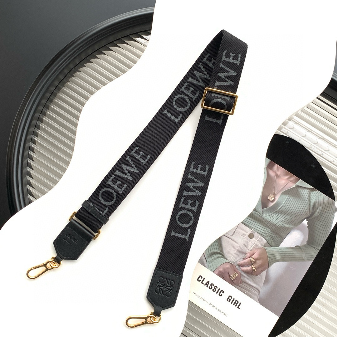 NO:205222,Genuine LOEWE webbing removable webbing decorated with Luojia Iconic pattern * 4 cm wide * Adjustable length 70 cm to 120 cm removable adjustable * Hook buckle closure * Anagram embossed cowhide tag Size 130 cm ~ 4 cm Model number 003 shoulder strap ~ webbing Color black, Loewe, loewe, loewe, loewe, cowhide19860909正品级 LOEWE 织带可拆卸织带 饰有 罗家 标志性图案＊宽4厘米＊可调节长度为70厘米至120厘米可拆卸可调节＊钩扣开合 * Anagram 压纹牛皮革标签 尺寸130cm～4cm 款号003肩带～织带 颜色黑色,罗意威,loewe,loewe,loewe,cowhide,Bag