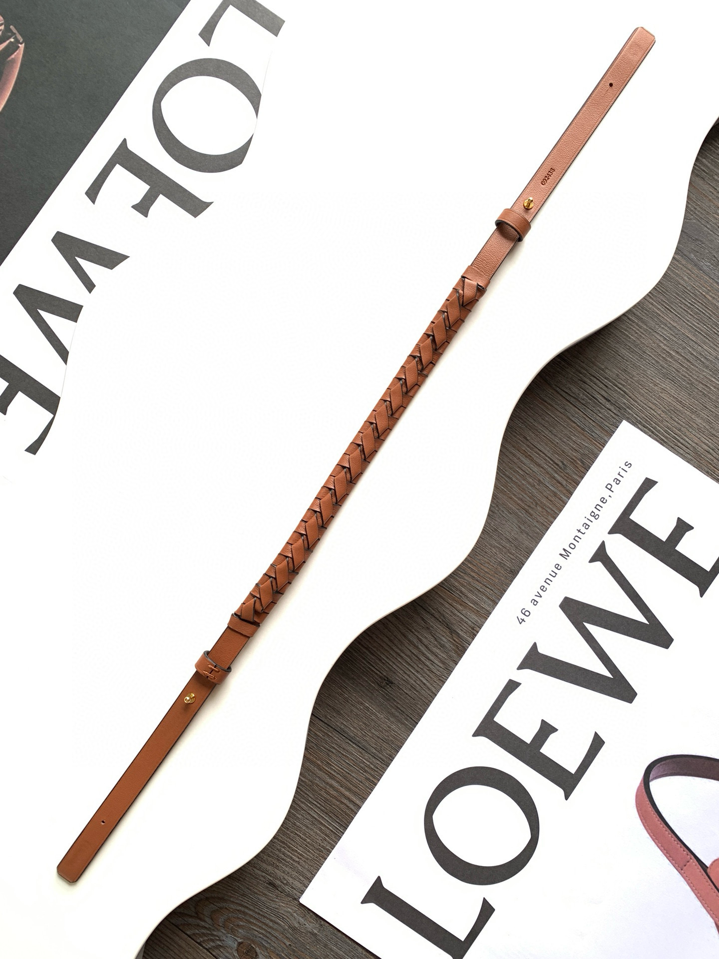 NO:205232,Genuine grade classic cowhide spiral braided strap cowhide leather braided handbag shoulder strap. A handmade spiral braided handbag one-shoulder underarm strap. Excellent texture * Snap fixed* Luo Jiahe Anagram embossed size 47cm ~ 1.5cm Model number 003 hand-woven strap color brown, Luo Yiwei, loewe, loewe, cowhide19860909正品级 经典牛皮革螺旋编织带 牛皮革编织手袋肩带.纯手工打造的一款螺旋编织手袋单肩腋下带 质感超赞＊按扣固定* 罗家和 Anagram 压纹 尺寸47cm～1.5cm 款号003手挽编织带 颜色棕色,罗意威,loewe,loewe,cowhide,Bag