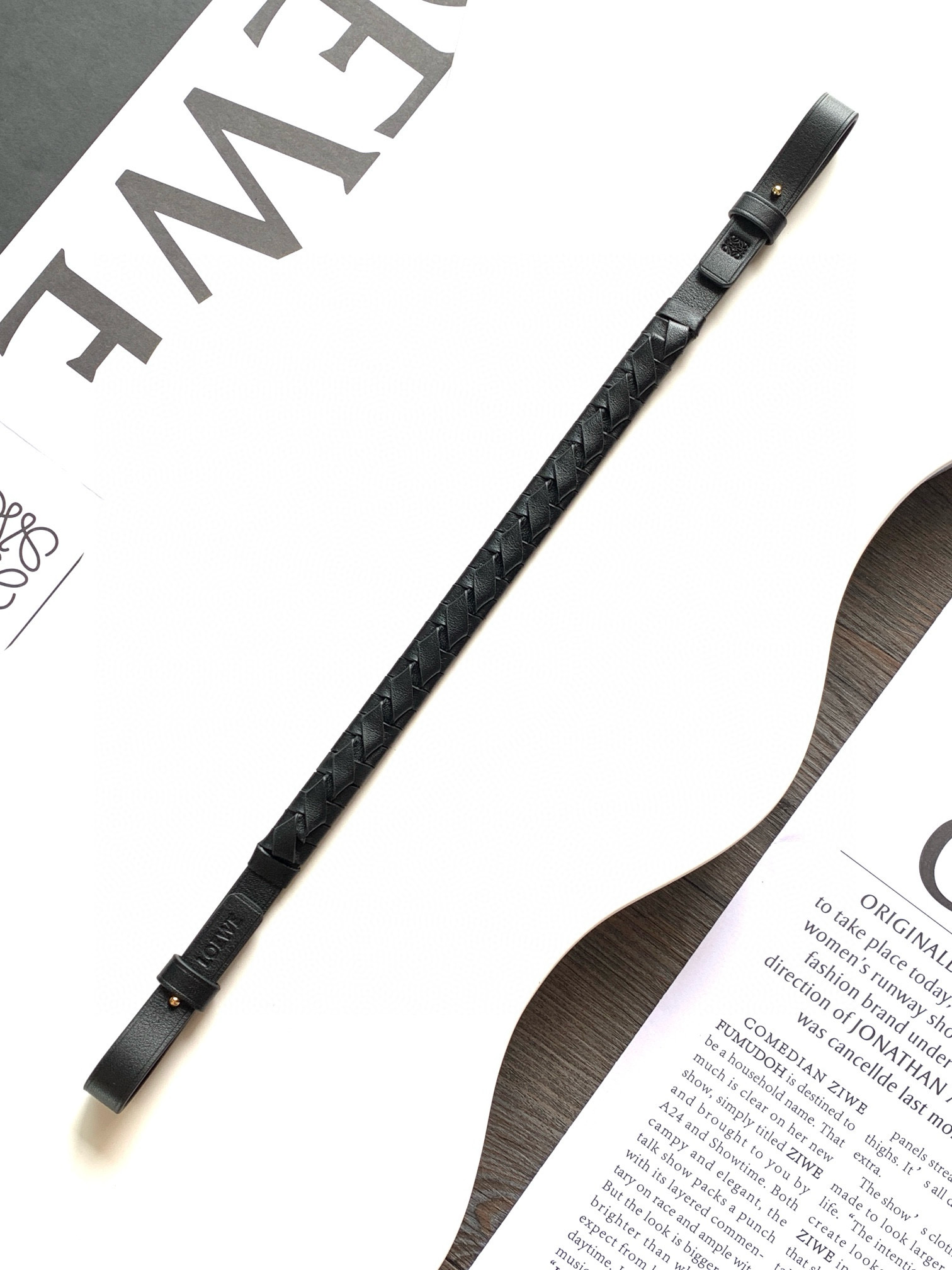 NO:205235,Genuine grade classic cowhide spiral braided strap cowhide leather braided handbag shoulder strap. A handmade spiral braided handbag one-shoulder underarm strap. Excellent texture * Snap fixed* Luo Jiahe Anagram embossed size 47cm ~ 1.5cm Model number 003 hand-woven braided strap Color black, Luo Yiwei, loewe, loewe, cowhide19860909正品级 经典牛皮革螺旋编织带 牛皮革编织手袋肩带.纯手工打造的一款螺旋编织手袋单肩腋下带 质感超赞＊按扣固定* 罗家和 Anagram 压纹 尺寸47cm～1.5cm 款号003手挽编织带 颜色黑色,罗意威,loewe,loewe,cowhide,Bag