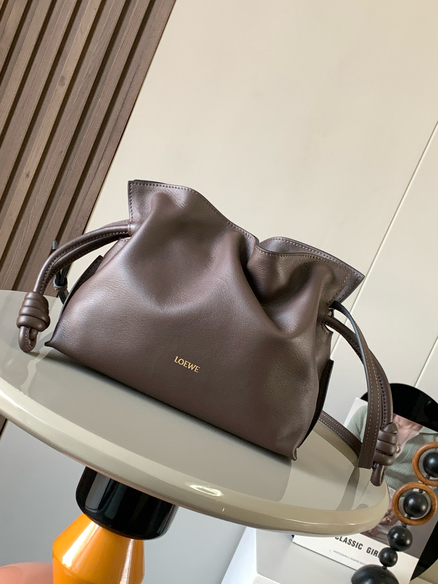 NO:205242,Authentic new version of lucky bag mini 23CM new Napa cowhide leather Flamenco clutch bag is tightened with drawstring and the iconic coiled knot. This version is made of Napa cowhide leather. It has to be said that this brand shows the softness and pragmatism of the leather to the fullest on Flamenco Knot. It can be said that you want to have a perfect combination of drawstring bag and tote bag in Flamenco Knot, bringing a different feeling to girls. Although it looks simple and cannot be simple, it is also very special. The name of this bag is the same as the Spanish Gypsy Franmino dance. This happens to represent the casual and elegant design style. The leather is smooth Spanish calfskin, which feels very soft, and the reverse suede leather lining is very solid and scratch-resistant. It has a very high exposure in street photography, and it can be used as a shoulder.  The bag can also be used as a drawstring design with a tote bag, as well as loading with soft leather, which makes the rope smoother and smoother, and is very suitable for work or leisure. Size 23CM~18CM~9CM Model No. 9044 New style Color brown, Loewe, totes, handbag, cowhide19860909正品级 新版本福袋迷你23CM新款纳帕牛皮革Flamenco手拿包福袋采用拉绳收紧,并打上标志性的盘绕结这个版本采用纳帕牛皮革制成不得不说,这个品牌将皮质的柔软和实用主义都在Flamenco Knot上展现得淋漓尽致可以说是想要什么感觉都能在Flamenco Knot中找到了将抽绳包和托特包完美结合,带给女生们不一样的感觉虽然看上去简单不能再简单,但又很特别,随性有范这款包的名字与西班牙吉卜赛人的弗朗明戈舞蹈同名这恰好也代表着罗意威随性优雅又个性洒脱的设计风格皮料是光滑的西班牙小牛皮,手感特别软,反绒面皮革里衬很扎实耐刮,街拍中曝光率极高的它,除了可作shoulder bag亦可作手提袋特色的拉绳设计,以及柔软皮革加载,拉紧绳索更显流畅线条,无论上班或休闲都非常得宜 尺寸23CM~18CM~9CM 款号9044 新款 颜色咖啡色,罗意威,loewe,totes,handbag,cowhide,Bag