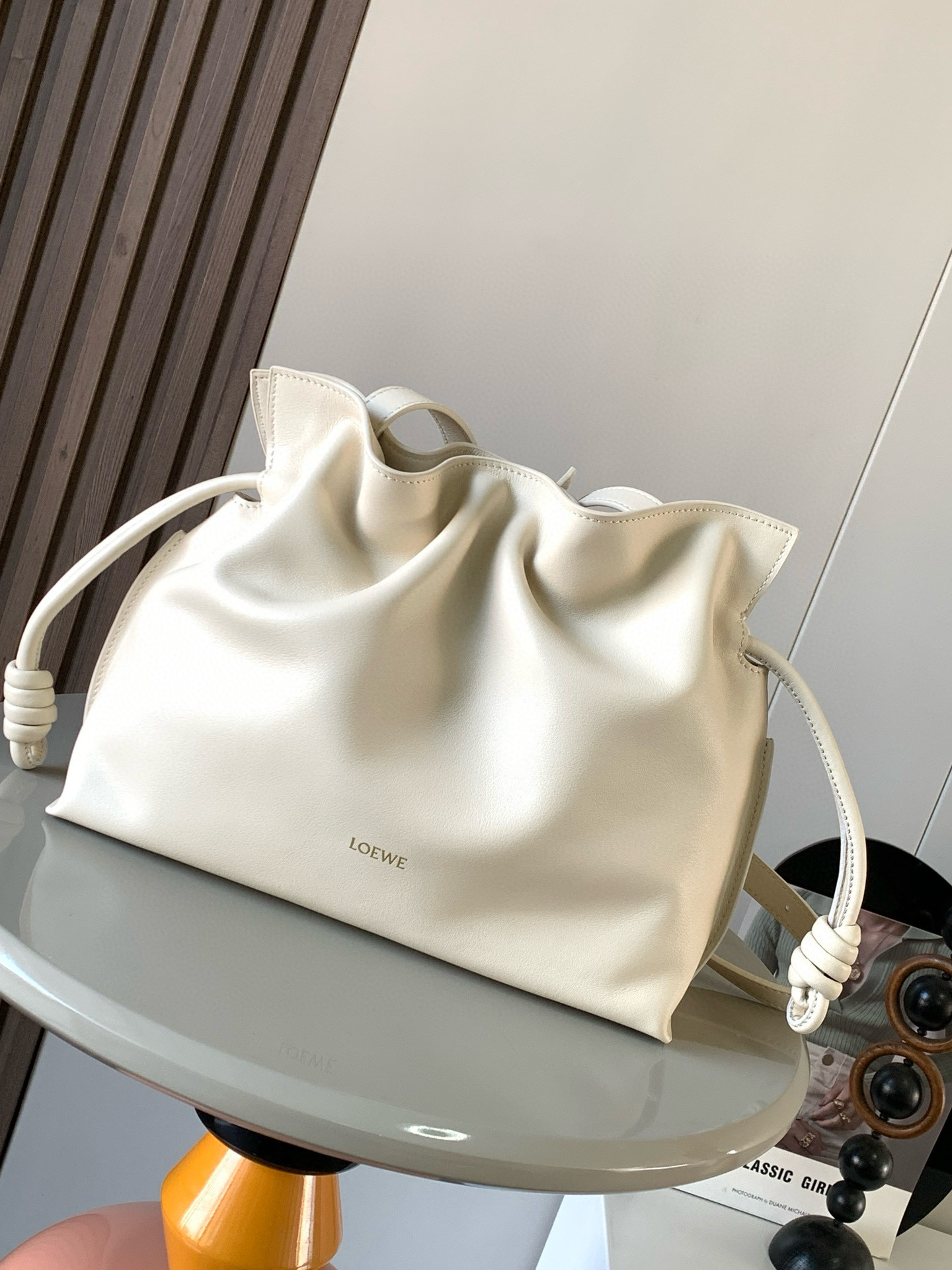 NO:205223,Genuine, new version of Mengfu bag 30CM new Napa cowhide leather Flamenco clutch bag is tightened with drawstring and the iconic coiled knot. This version is made of Napa cowhide leather. It has to be said that this brand shows the softness and pragmatism of the leather to the fullest on Flamenco Knot. It can be said that you want to have a perfect combination of drawstring bag and tote bag in Flamenco Knot, bringing a different feeling to girls. Although it looks simple and cannot be simple, it is also very special. The name of this bag is the same as the Spanish Gypsy Franmingo dance. This also represents the casual and elegant design style. The leather is smooth Spanish calfskin, which feels very soft, and the reverse suede leather lining is very solid and scratch-resistant. It has a very high exposure in street photography, and it can be used as a shoulder.  The bag can also be used as a drawstring design with a tote bag, as well as loading with soft leather, which makes the rope smoother and smoother, and is very suitable for work or leisure. Size 30CM~24.5CM~10.5CM Model No. 9043 New model Color Angela White, Loewe, loewe, totes, handbag, cowhide19860909正品级 新版梦福袋30CM新款纳帕牛皮革Flamenco手拿包福袋采用拉绳收紧,并打上标志性的盘绕结这个版本采用纳帕牛皮革制成不得不说,这个品牌将皮质的柔软和实用主义都在Flamenco Knot上展现得淋漓尽致可以说是想要什么感觉都能在Flamenco Knot中找到了将抽绳包和托特包完美结合,带给女生们不一样的感觉虽然看上去简单不能再简单,但又很特别,随性有范这款包的名字与西班牙吉卜赛人的弗朗明戈舞蹈同名这恰好也代表着罗意威随性优雅又个性洒脱的设计风格皮料是光滑的西班牙小牛皮,手感特别软,反绒面皮革里衬很扎实耐刮,街拍中曝光率极高的它,除了可作shoulder bag亦可作手提袋特色的拉绳设计,以及柔软皮革加载,拉紧绳索更显流畅线条,无论上班或休闲都非常得宜 尺寸30CM~24.5CM~10.5CM 款号9043 新款 颜色安格拉白,罗意威,loewe,totes,handbag,cowhide,Bag