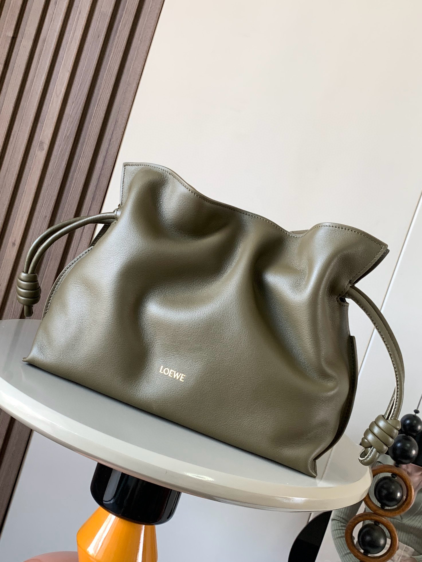 NO:205234,Genuine, new version of Mengfu bag 30CM new Napa cowhide leather Flamenco clutch bag is tightened with drawstring and the iconic coiled knot. This version is made of Napa cowhide leather. It has to be said that this brand shows the softness and pragmatism of the leather to the fullest on Flamenco Knot. It can be said that you want to have a perfect combination of drawstring bag and tote bag in Flamenco Knot, bringing a different feeling to girls. Although it looks simple and cannot be simple, it is also very special. The name of this bag is the same as the Spanish Gypsy Franmingo dance. This also represents the casual and elegant design style. The leather is smooth Spanish calfskin, which feels very soft, and the reverse suede leather lining is very solid and scratch-resistant. It has a very high exposure in street photography, and it can be used as a shoulder.  The bag can also be used as a drawstring design with a tote bag, as well as loading with soft leather, which makes the rope smoother and smoother, and is very suitable for work or leisure. Size 30CM~24.5CM~10.5CM Model No. 9043 New model Color dark khaki green, Loewe, totes, handbag, cowhide19860909正品级 新版梦福袋30CM新款纳帕牛皮革Flamenco手拿包福袋采用拉绳收紧,并打上标志性的盘绕结这个版本采用纳帕牛皮革制成不得不说,这个品牌将皮质的柔软和实用主义都在Flamenco Knot上展现得淋漓尽致可以说是想要什么感觉都能在Flamenco Knot中找到了将抽绳包和托特包完美结合,带给女生们不一样的感觉虽然看上去简单不能再简单,但又很特别,随性有范这款包的名字与西班牙吉卜赛人的弗朗明戈舞蹈同名这恰好也代表着罗意威随性优雅又个性洒脱的设计风格皮料是光滑的西班牙小牛皮,手感特别软,反绒面皮革里衬很扎实耐刮,街拍中曝光率极高的它,除了可作shoulder bag亦可作手提袋特色的拉绳设计,以及柔软皮革加载,拉紧绳索更显流畅线条,无论上班或休闲都非常得宜 尺寸30CM~24.5CM~10.5CM 款号9043 新款 颜色深卡其绿,罗意威,loewe,totes,handbag,cowhide,Bag