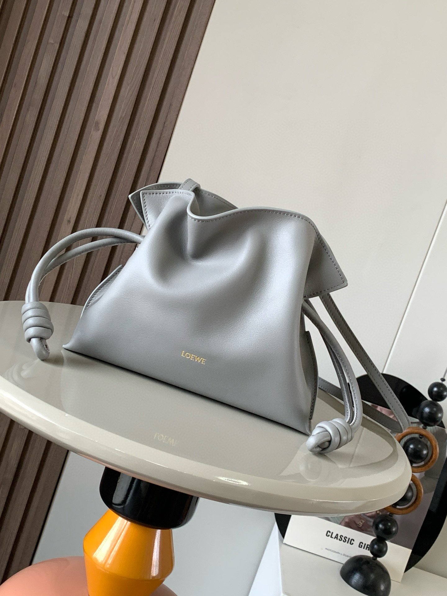 NO:205245,Authentic new version of lucky bag mini 23CM new Napa cowhide leather Flamenco clutch bag is tightened with drawstring and the iconic coiled knot. This version is made of Napa cowhide leather. It has to be said that this brand shows the softness and pragmatism of the leather to the fullest on Flamenco Knot. It can be said that you want to have a perfect combination of drawstring bag and tote bag in Flamenco Knot, bringing a different feeling to girls. Although it looks simple and cannot be simple, it is also very special. The name of this bag is the same as the Spanish Gypsy Franmino dance. This happens to represent the casual and elegant design style. The leather is smooth Spanish calfskin, which feels very soft, and the reverse suede leather lining is very solid and scratch-resistant. It has a very high exposure in street photography, and it can be used as a shoulder.  The bag can also be used as a drawstring design with a tote bag, as well as loading with soft leather, which makes the rope smoother and smoother, and is very suitable for work or leisure. Size 23CM~18CM~9CM Model No. 9044 New model Color asphalt gray, Loewe, totes, handbag, cowhide19860909正品级 新版本福袋迷你23CM新款纳帕牛皮革Flamenco手拿包福袋采用拉绳收紧,并打上标志性的盘绕结这个版本采用纳帕牛皮革制成不得不说,这个品牌将皮质的柔软和实用主义都在Flamenco Knot上展现得淋漓尽致可以说是想要什么感觉都能在Flamenco Knot中找到了将抽绳包和托特包完美结合,带给女生们不一样的感觉虽然看上去简单不能再简单,但又很特别,随性有范这款包的名字与西班牙吉卜赛人的弗朗明戈舞蹈同名这恰好也代表着罗意威随性优雅又个性洒脱的设计风格皮料是光滑的西班牙小牛皮,手感特别软,反绒面皮革里衬很扎实耐刮,街拍中曝光率极高的它,除了可作shoulder bag亦可作手提袋特色的拉绳设计,以及柔软皮革加载,拉紧绳索更显流畅线条,无论上班或休闲都非常得宜 尺寸23CM~18CM~9CM 款号9044 新款 颜色沥青灰,罗意威,loewe,totes,handbag,cowhide,Bag