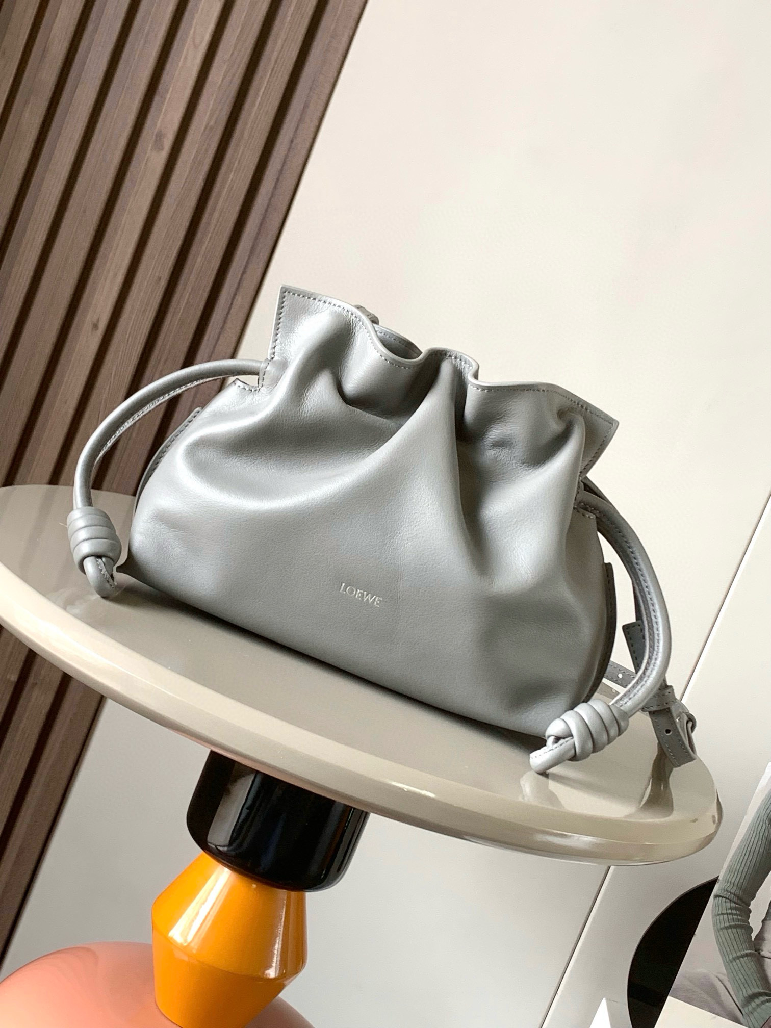 NO:205293,Authentic new version of lucky bag mini 23CM new Napa cowhide leather Flamenco clutch bag is tightened with drawstring and the iconic coiled knot. This version is made of Napa cowhide leather. It has to be said that this brand shows the softness and pragmatism of the leather to the fullest on Flamenco Knot. It can be said that you want to have a perfect combination of drawstring bag and tote bag in Flamenco Knot, bringing a different feeling to girls. Although it looks simple and cannot be simple, it is also very special. The name of this bag is the same as the Spanish Gypsy Franmino dance. This happens to represent the casual and elegant design style. The leather is smooth Spanish calfskin, which feels very soft, and the reverse suede leather lining is very solid and scratch-resistant. It has a very high exposure in street photography, and it can be used as a shoulder.  The bag can also be used as a drawstring design with a tote bag, as well as loading with soft leather, which makes the rope smoother and smoother, and is very suitable for work or leisure. Size 23CM~18CM~9CM Model number 9044 Color asphalt gray silver buckle, Loewe, totes, handbag, cowhide19860909正品级 新版本福袋迷你23CM新款纳帕牛皮革Flamenco手拿包福袋采用拉绳收紧,并打上标志性的盘绕结这个版本采用纳帕牛皮革制成不得不说,这个品牌将皮质的柔软和实用主义都在Flamenco Knot上展现得淋漓尽致可以说是想要什么感觉都能在Flamenco Knot中找到了将抽绳包和托特包完美结合,带给女生们不一样的感觉虽然看上去简单不能再简单,但又很特别,随性有范这款包的名字与西班牙吉卜赛人的弗朗明戈舞蹈同名这恰好也代表着罗意威随性优雅又个性洒脱的设计风格皮料是光滑的西班牙小牛皮,手感特别软,反绒面皮革里衬很扎实耐刮,街拍中曝光率极高的它,除了可作shoulder bag亦可作手提袋特色的拉绳设计,以及柔软皮革加载,拉紧绳索更显流畅线条,无论上班或休闲都非常得宜 尺寸23CM~18CM~9CM 款号9044 颜色沥青灰银扣,罗意威,loewe,totes,handbag,cowhide,Bag