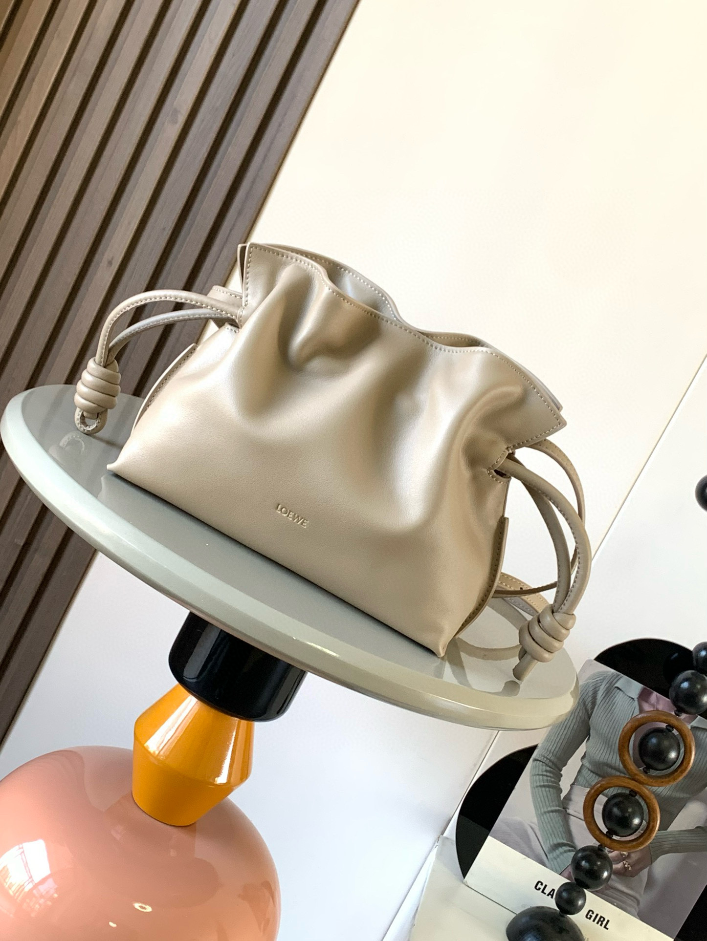 NO:205342,Authentic new version of lucky bag mini 23CM new Napa cowhide leather Flamenco clutch bag is tightened with drawstring and the iconic coiled knot. This version is made of Napa cowhide leather. It has to be said that this brand shows the softness and pragmatism of the leather to the fullest on Flamenco Knot. It can be said that you want to have a perfect combination of drawstring bag and tote bag in Flamenco Knot, bringing a different feeling to girls. Although it looks simple and cannot be simple, it is also very special. The name of this bag is the same as the Spanish Gypsy Franmino dance. This happens to represent the casual and elegant design style. The leather is smooth Spanish calfskin, which feels very soft, and the reverse suede leather lining is very solid and scratch-resistant. It has a very high exposure in street photography, and it can be used as a shoulder.  The bag can also be used as a drawstring design with a tote bag, as well as loading with soft leather, which makes the rope smoother and smoother, and is very suitable for work or leisure. Size 23CM~18CM~9CM Model number 9044 Color Earl Gravel, Loewe, Piaget, totes, handbag, cowhide19860909正品级 新版本福袋迷你23CM新款纳帕牛皮革Flamenco手拿包福袋采用拉绳收紧,并打上标志性的盘绕结这个版本采用纳帕牛皮革制成不得不说,这个品牌将皮质的柔软和实用主义都在Flamenco Knot上展现得淋漓尽致可以说是想要什么感觉都能在Flamenco Knot中找到了将抽绳包和托特包完美结合,带给女生们不一样的感觉虽然看上去简单不能再简单,但又很特别,随性有范这款包的名字与西班牙吉卜赛人的弗朗明戈舞蹈同名这恰好也代表着罗意威随性优雅又个性洒脱的设计风格皮料是光滑的西班牙小牛皮,手感特别软,反绒面皮革里衬很扎实耐刮,街拍中曝光率极高的它,除了可作shoulder bag亦可作手提袋特色的拉绳设计,以及柔软皮革加载,拉紧绳索更显流畅线条,无论上班或休闲都非常得宜 尺寸23CM~18CM~9CM 款号9044 颜色伯爵砂砾色,罗意威,loewe,piaget,totes,handbag,cowhide,Bag