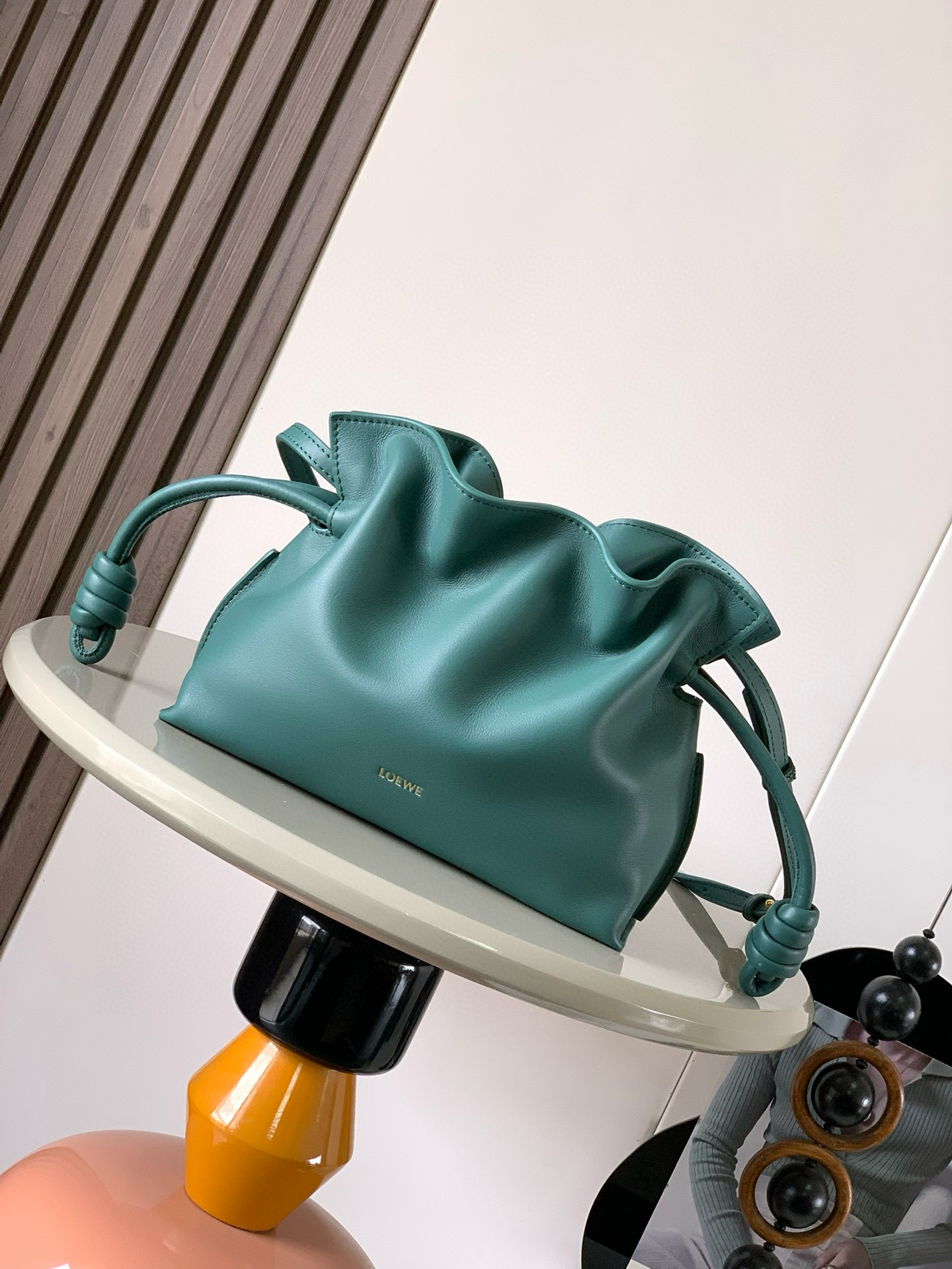 NO:205351,Authentic new version of lucky bag mini 23CM new Napa cowhide leather Flamenco clutch bag is tightened with drawstring and the iconic coiled knot. This version is made of Napa cowhide leather. It has to be said that this brand shows the softness and pragmatism of the leather to the fullest on Flamenco Knot. It can be said that you want to have a perfect combination of drawstring bag and tote bag in Flamenco Knot, bringing a different feeling to girls. Although it looks simple and cannot be simple, it is also very special. The name of this bag is the same as the Spanish Gypsy Franmino dance. This happens to represent the casual and elegant design style. The leather is smooth Spanish calfskin, which feels very soft, and the reverse suede leather lining is very solid and scratch-resistant. It has a very high exposure in street photography, and it can be used as a shoulder.  The bag can also be used as a drawstring design with a tote bag, as well as loading with soft leather, which makes the rope smoother and smoother, and is very suitable for work or leisure. Size 23CM~18CM~9CM Model number 9044 Color Aden green, Loewe, totes, handbag, cowhide19860909正品级 新版本福袋迷你23CM新款纳帕牛皮革Flamenco手拿包福袋采用拉绳收紧,并打上标志性的盘绕结这个版本采用纳帕牛皮革制成不得不说,这个品牌将皮质的柔软和实用主义都在Flamenco Knot上展现得淋漓尽致可以说是想要什么感觉都能在Flamenco Knot中找到了将抽绳包和托特包完美结合,带给女生们不一样的感觉虽然看上去简单不能再简单,但又很特别,随性有范这款包的名字与西班牙吉卜赛人的弗朗明戈舞蹈同名这恰好也代表着罗意威随性优雅又个性洒脱的设计风格皮料是光滑的西班牙小牛皮,手感特别软,反绒面皮革里衬很扎实耐刮,街拍中曝光率极高的它,除了可作shoulder bag亦可作手提袋特色的拉绳设计,以及柔软皮革加载,拉紧绳索更显流畅线条,无论上班或休闲都非常得宜 尺寸23CM~18CM~9CM 款号9044 颜色亚丁绿,罗意威,loewe,totes,handbag,cowhide,Bag