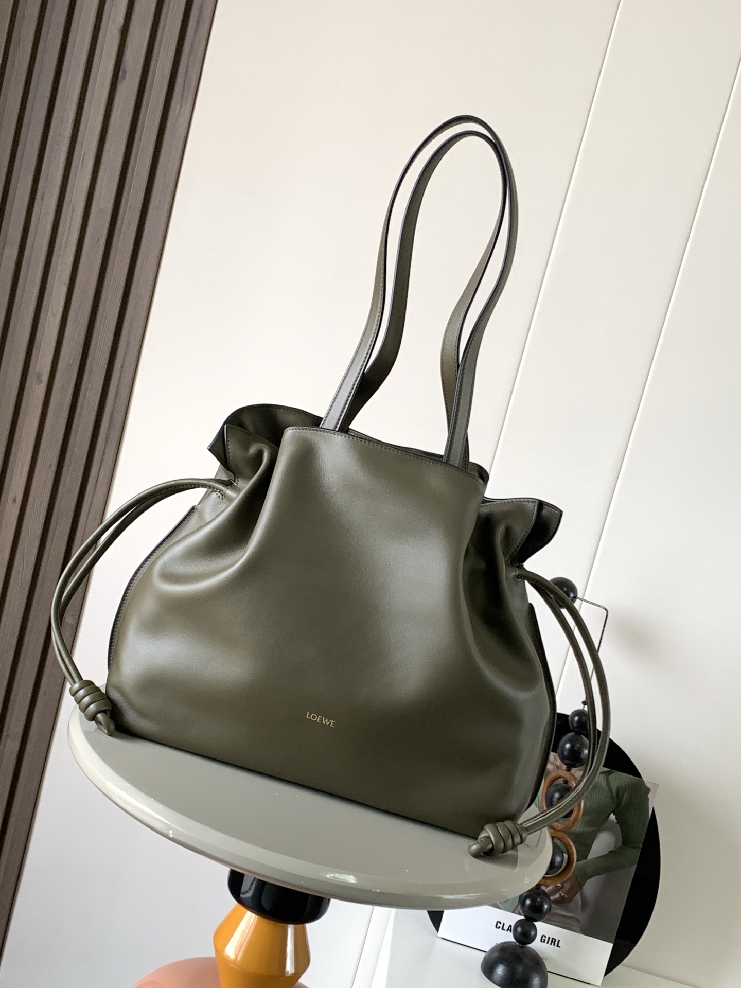 NO:205394,Genuine Grade New Lucky Bag 38CM Large Napa Cowhide Leather Flamenco Clutch released in the 1880s Flamenco Clutch is tightened with drawstring and the iconic coiled knot is tied. This large version is made of Napa Cowhide Leather to hold. A4 paper size file, computer meets daily commuting. Both men and women * Can shoulder and back cowhide top handle * Magnetic buckle opening and closing Anag ram embossed size 38cm～29cm～14cm Model number 9084 Color khaki green, Loewe, handbag, cowhide19860909正品级 新款福袋38CM大号纳帕牛皮革Flamenco手拿包十九世纪八十年代发布的 Flamenco 手拿包采用拉绳收紧,并打上标志性的盘绕结此大号版本采用纳帕牛皮革制成可放 A4纸大小文件、电脑满足日常通勤 男女皆＊可肩背牛皮革顶部提手＊磁扣开合Anag ram 压纹 尺寸38cm～29cm～14cm 款号9084 颜色卡其绿,罗意威,loewe,handbag,cowhide,Bag