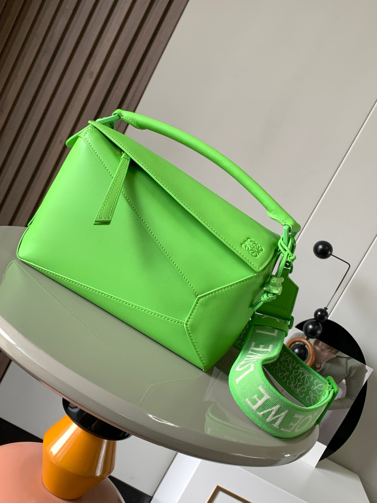 NO:205399,Genuine grade Ceramic rabbit geometric bag 24CMPuzzle handbag Original imported calfskin plain ribbon home popular geometric bag Puzzle handbag is the first handbag launched by creative director Jonathan Anderson for L0EWE. The rectangular shape and precise cutting technology have created Puzzle's unique geometric lines inspired by traditional Chinese monochrome glaze ceramics. Perfectly interpret the beauty to the extreme. The monochrome glaze series from the body to the hardware is one color satin cowhide material, smooth, smooth, clean and neat, and the highly recognizable embroidered wide shoulder straps exudes a natural sense of high-end fashion. It is very heartwarming and amazing!  Size 24CM~16CM~10CM Model number 9001 Color green, Loewe, loewe, loewe, cowhide19860909正品级 陶瓷小兔款几何包24CMPuzzle手袋原厂进口小牛皮平纹罗家爆款几何包Puzzle 手袋是创意总监乔纳森·安德森为 L0EWE 推出的首款手提包,长方体形状和精确的切割技术创造了 Puzzle 独特的几何线条灵感来自中国传统的单色釉陶瓷完美诠释美到极致是自然～单色釉系列从包身到五金通体一色缎面牛皮材质光滑柔顺干净利落配上辨识度极高的刺绣宽肩带,散发着一种浑然天成的高级时髦感配上同色系陶瓷兔子挂饰十分走心,绝了！ 尺寸24CM～16CM～10CM 款号9001 颜色青绿,罗意威,loewe,loewe,cowhide,Bag