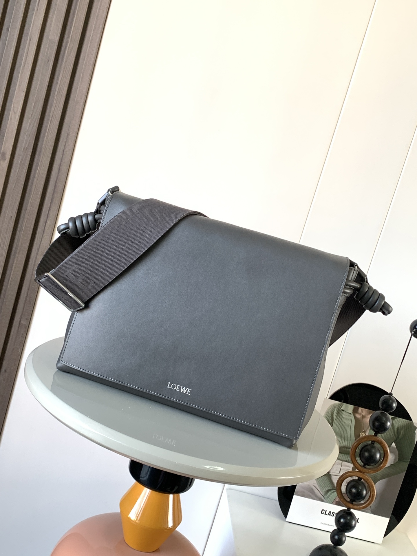 NO:205420,Genuine grade, glossy soft cowhide leather Flamenco satchel handbag New product This handbag redesigns the classic Flamenco handbag into a practical crossbody bag tightened with a drawstring and a signature coiled knot. This version is made of glossy soft cowhide leather with suede inside. * Crossbody, shoulder or portable * Adjustable and removable LOEWE webbing * Cowhide leather zipper inner bag and D-ring * LOEWE silver sizing 34cm ~ 12cm ~ 24cm Model number 9059 Color dark coffee, Loewe, loewe, loewe, satchels, crossbody bags, cowhide19860909正品级 亮面柔软牛皮革 Flamenco satchel 手袋新品这款手袋将经典 Flamenco手袋重新设计为实用的斜挎包采用拉绳收紧,并打上标志性的盘绕结此版本以亮面柔软牛皮革制成,内部采用绒面革.＊斜挎、肩背或手提＊可调节可拆卸 LOEWE 织带＊牛皮革拉链内袋和 D 形环＊ LOEWE 烫银 尺寸34cm～12cm～24cm 款号9059 颜色深咖啡,罗意威,loewe,loewe,satchels,crossbody bags,cowhide,Bag