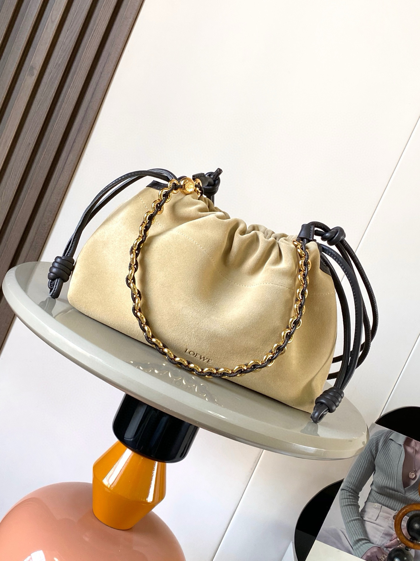 NO:205424,Genuine Autumn and Winter Frosted Leather Bun Bag Soft Napa Sheepskin Flamenco Purse New Clutch Flamenco Purse Handbags are made of pleated design on the sides with iconic knots and other key details. The style is fashionable and versatile and can be carried as a clutch or worn as a donut chain or with a leather shoulder strap crossbody. This version is made of soft Napa Sheepskin. * Can be shoulder-back, crossbody or hand-held * Removable adjustable leather shoulder strap * Removable donut chain embellished with Anagram engraved pebble * Low-key magnetic buckle closure * Suede lining * LOEWE gold stamping or silver stamping No. 9057 Size 30cm ~ 20cm ~ 10.5cm Color apricot white matte, Loewe, loewe, handbag, sheepskin19860909正品级 秋冬磨砂皮褶皱福袋包柔软纳帕羊皮革 Flamenco Purse新款手拿包Flamenco Purse 手袋采用褶皱设计侧面搭配标志性绳结等关键细节.款式时尚百搭可作为手拿包携带亦可搭配甜甜圈链条肩背或搭配皮革肩带斜挎.此版本采用柔软纳帕羊皮革制成.＊可肩背、斜挎或手提＊可拆卸可调节皮革肩带＊可拆卸甜甜圈链条饰有 Anagram 镌刻卵石纹＊低调的磁扣开合＊绒面革衬里＊ LOEWE 烫金或烫银 款号9057 尺寸30cm～20cm～10.5cm 颜色杏白磨砂,罗意威,loewe,loewe,handbag,sheepskin,Bag