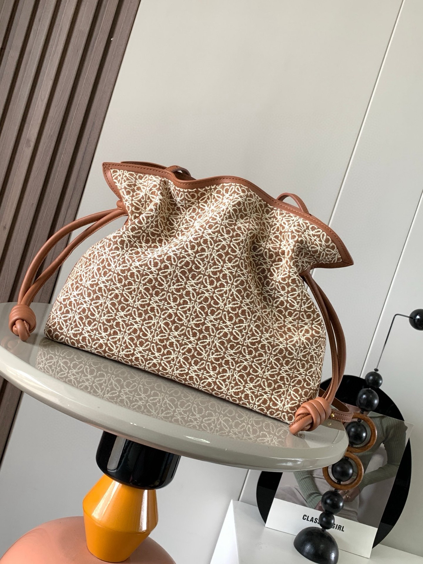 NO:205462,Genuine Grade Lucky Bag 30CM New Jacquard Cloth Cowhide Leather Flamenco Clutch Bag Lucky Bag is tightened with drawstring and the iconic coiled knot. This version is made of jacquard cowhide leather. It has to be said that this brand shows the softness and pragmatism of the leather to the fullest on Flamenco Knot. It can be said that you want to have a perfect combination of drawstring bag and tote bag in Flamenco Knot, bringing a different feeling to girls. Although it looks simple and cannot be simple, it is also very special. The name of this bag is the same as the Spanish Gypsy Franmingo dance. This happens to represent the casual and elegant design style of the Luo family. The leather is smooth Spanish calfskin, which feels very soft, and the reverse suede leather lining is very solid and scratch-resistant. It has a very high exposure in street photography, in addition to being a shoulder  The bag can also be used as a drawstring design with a tote bag, as well as loading with soft leather, which makes the rope smoother and smoother, and is very suitable for work or leisure. Size 30CM~24.5CM~10.5CM Model number 9015 Color brown flowers, Loewe, loewe, loewe, totes, handbag, cowhide19860909正品级 福袋30CM新款纳提花布牛皮革Flamenco手拿包福袋采用拉绳收紧,并打上标志性的盘绕结这个版本采用提花牛皮革制成不得不说,这个品牌将皮质的柔软和实用主义都在Flamenco Knot上展现得淋漓尽致可以说是想要什么感觉都能在Flamenco Knot中找到了将抽绳包和托特包完美结合,带给女生们不一样的感觉虽然看上去简单不能再简单,但又很特别,随性有范这款包的名字与西班牙吉卜赛人的弗朗明戈舞蹈同名这恰好也代表着罗家随性优雅又个性洒脱的设计风格皮料是光滑的西班牙小牛皮,手感特别软,反绒面皮革里衬很扎实耐刮,街拍中曝光率极高的它,除了可作shoulder bag亦可作手提袋特色的拉绳设计,以及柔软皮革加载,拉紧绳索更显流畅线条,无论上班或休闲都非常得宜 尺寸30CM~24.5CM~10.5CM 款号9015 颜色棕色小花,罗意威,loewe,loewe,totes,handbag,cowhide,Bag