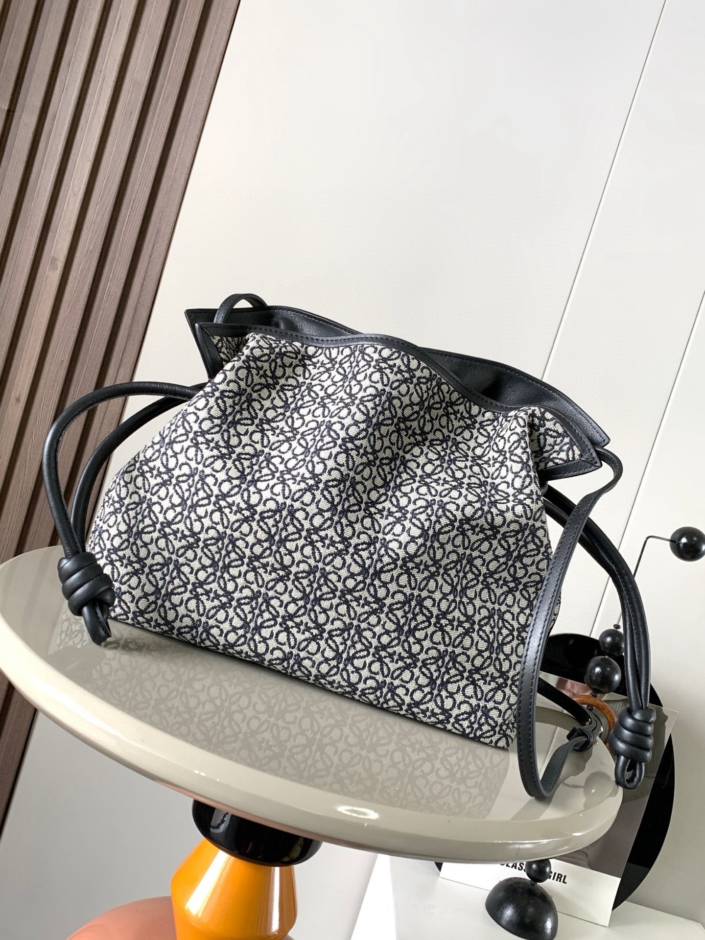 NO:205468,Genuine Grade Lucky Bag 30CM New Jacquard Cloth Cowhide Leather Flamenco Clutch Bag Lucky Bag is tightened with drawstring and the iconic coiled knot. This version is made of jacquard cowhide leather. It has to be said that this brand shows the softness and pragmatism of the leather to the fullest on Flamenco Knot. It can be said that you want to have a perfect combination of drawstring bag and tote bag in Flamenco Knot, bringing a different feeling to girls. Although it looks simple and cannot be simple, it is also very special. The name of this bag is the same as the Spanish Gypsy Franmingo dance. This happens to represent the casual and elegant design style of the Luo family. The leather is smooth Spanish calfskin, which feels very soft, and the reverse suede leather lining is very solid and scratch-resistant. It has a very high exposure in street photography, in addition to being a shoulder  The bag can also be used as a drawstring design with a tote bag, as well as loading with soft leather, which makes the rope smoother and smoother, and is very suitable for work or leisure. Size 30CM~24.5CM~10.5CM Model number 9015 Color black and blue flowers, Loewe, loewe, loewe, totes, handbag, cowhide19860909正品级 福袋30CM新款纳提花布牛皮革Flamenco手拿包福袋采用拉绳收紧,并打上标志性的盘绕结这个版本采用提花牛皮革制成不得不说,这个品牌将皮质的柔软和实用主义都在Flamenco Knot上展现得淋漓尽致可以说是想要什么感觉都能在Flamenco Knot中找到了将抽绳包和托特包完美结合,带给女生们不一样的感觉虽然看上去简单不能再简单,但又很特别,随性有范这款包的名字与西班牙吉卜赛人的弗朗明戈舞蹈同名这恰好也代表着罗家随性优雅又个性洒脱的设计风格皮料是光滑的西班牙小牛皮,手感特别软,反绒面皮革里衬很扎实耐刮,街拍中曝光率极高的它,除了可作shoulder bag亦可作手提袋特色的拉绳设计,以及柔软皮革加载,拉紧绳索更显流畅线条,无论上班或休闲都非常得宜 尺寸30CM~24.5CM~10.5CM 款号9015 颜色黑蓝小花,罗意威,loewe,loewe,totes,handbag,cowhide,Bag