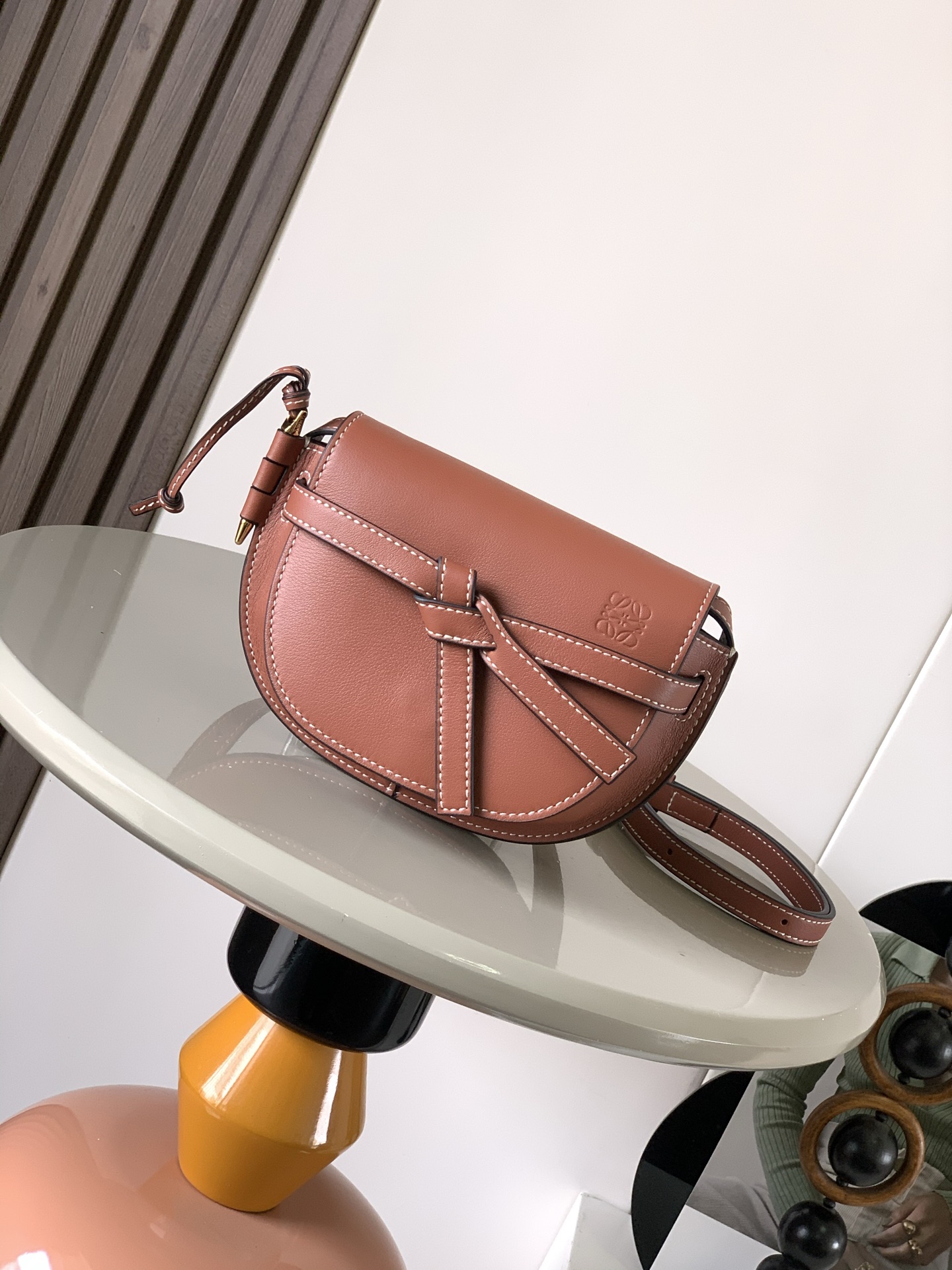NO:205482,Genuine, popular mini 21CM new saddle bag Gate Duel handbag gives gate a new life bag made of soft cowhide leather, detachable and adjustable cowhide shoulder straps [Love] One-shoulder crossbody, waist bag. The chest bag is very ~ the upper body shows temperament, and the capacity is also very online. The bow is not only a decoration, but also the only socket for the cover. There is only one bullet-type brass sheath with a brand exquisite logo. There is no other hardware accessories. It is completely tall and traditional Western European leather craftsmanship and design style. So, the weight is light, the shoulder strap adjusts the length, and any girl with height can control it. This is very nice. Size 21CM~13CM~9.5CM Model number: 9032 Color dark brown, Luo Yiwei, loewe, cowhide19860909正品级 爆款 迷你21CM 新款马鞍包Gate Duel手袋赋予了gate全新的生命包身采用柔软牛皮革精制而成可拆卸调节牛皮肩带[爱心]单肩斜挎、腰包 胸包都非常~背上身很显气质 容量也非常在线 蝴蝶结不仅是装饰,也是包盖的唯一插口全包只有一个带品牌精致logo 的子弹头式黄铜插鞘没有其他五金配件,完全是高大上的西欧传统皮革工艺性和设计风格So自重轻便,肩带调节长度,任何身高妹纸都可驾驭,这点很nice了 尺寸21CM~13CM~9.5CM 款号:9032 颜色深棕,罗意威,loewe,cowhide,Bag