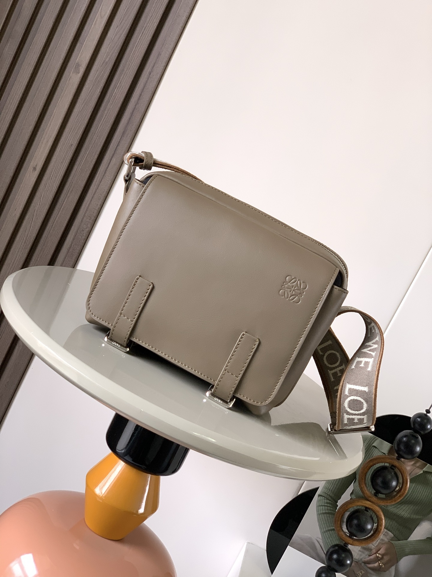 NO:205489,Genuine L0ewe new XS postman bag military messenger classic messenger bag This model changes the past classic postman bag method and designs a zipper main compartment. The front buckle is opened to place private items safely and more user-friendly. The overall feeling is more impeccable. Built-in two card slots, cigarettes, mobile phones, power banks, wallets, storage ideal index 5 stars are imported lychee pattern calfskin and soft fine-line leather calfskin on the back. The adjusted cotton webbing shoulder straps are more comfortable to use! Size 23CM~18CM~9CM Model No. 9011 Color Winter Brown, Loewe, cowhide19860909正品级 L0ewe新款XS邮差包military messenger经典信使包 此款一改过去经典邮差包做法,设计了拉链主隔层,前部搭配搭扣打开方式放隐私物品安全之余更加人性化.整體感覺更無懈可击.内置两卡槽,香烟,手机,充电宝,钱夹,收纳理想指数5颗星采用进口荔枝纹小牛皮搭配背部柔软细纹皮小牛皮,调节的棉质织带肩带,使用舒适感倍增！ 尺寸23CM～18CM～9CM 款号9011 颜色冬季棕,罗意威,loewe,cowhide,Bag